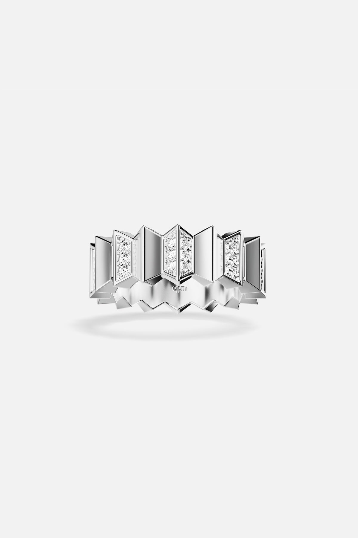 Bague APM aux facettes graphiques, une architecture lumineuse au bout des doigts.