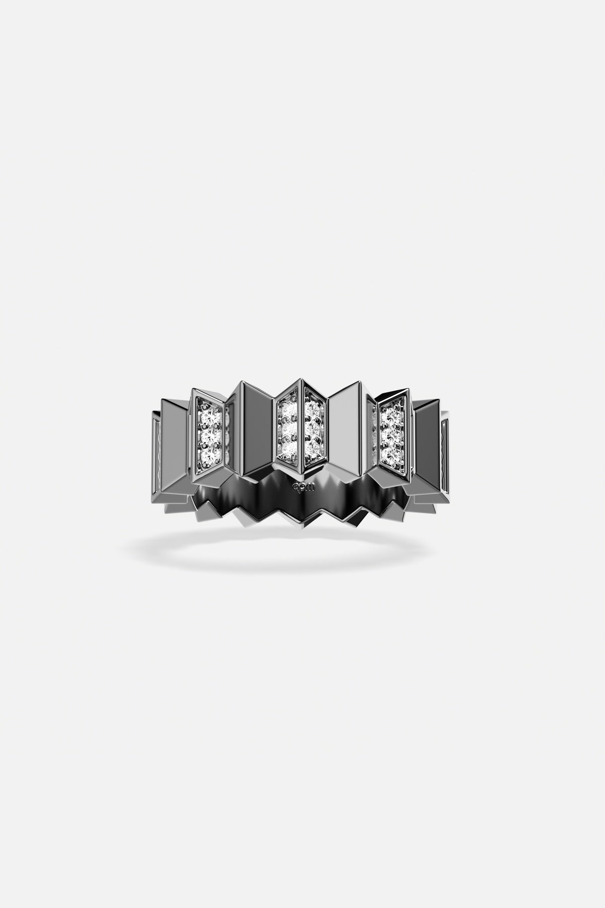 Bague APM Monaco aux reflets graphiques, une allure audacieuse et résolument moderne.