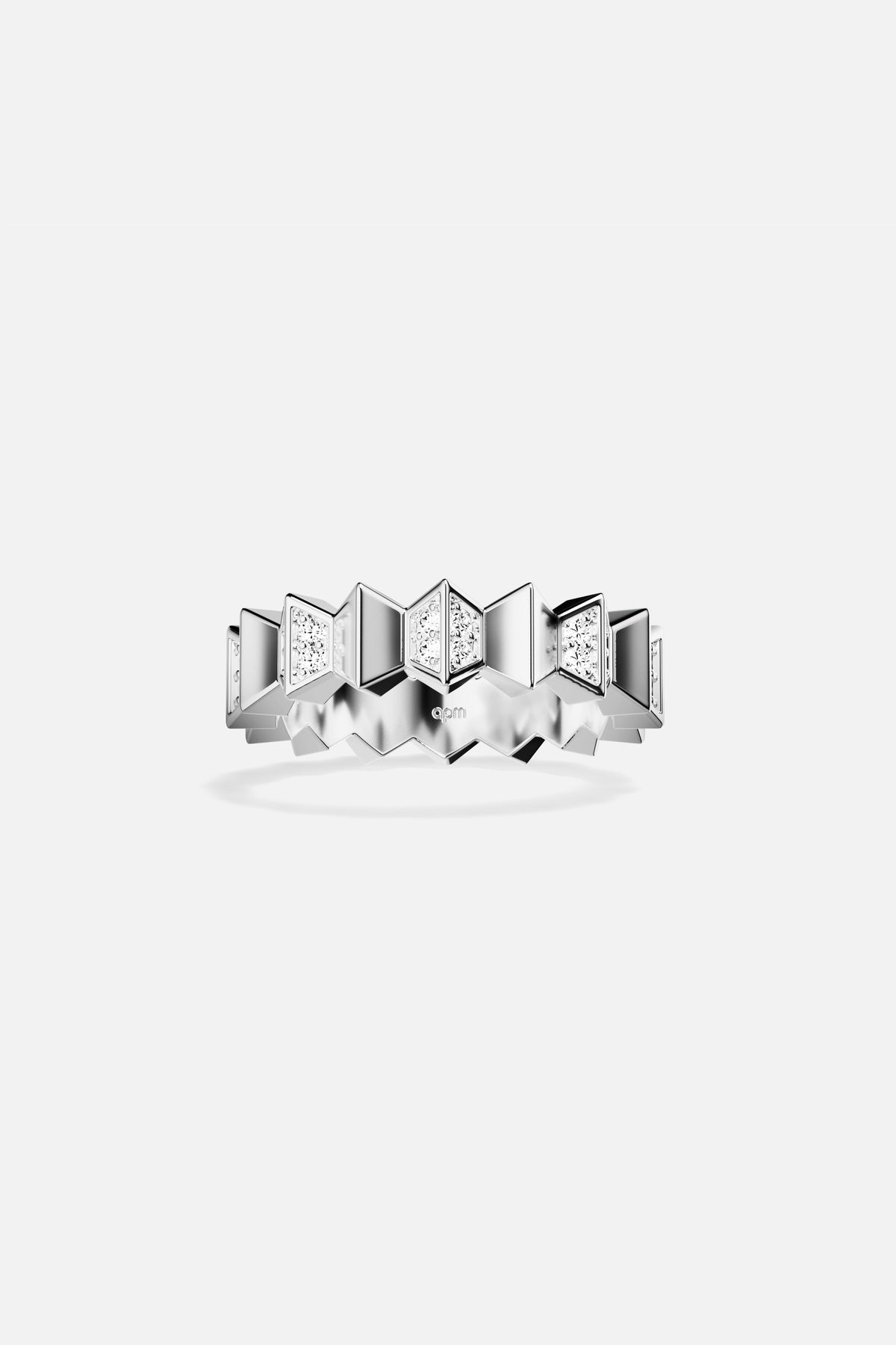 Bague APM Monaco à finition rhodium, une géométrie audacieuse et lumineuse au bout des doigts.