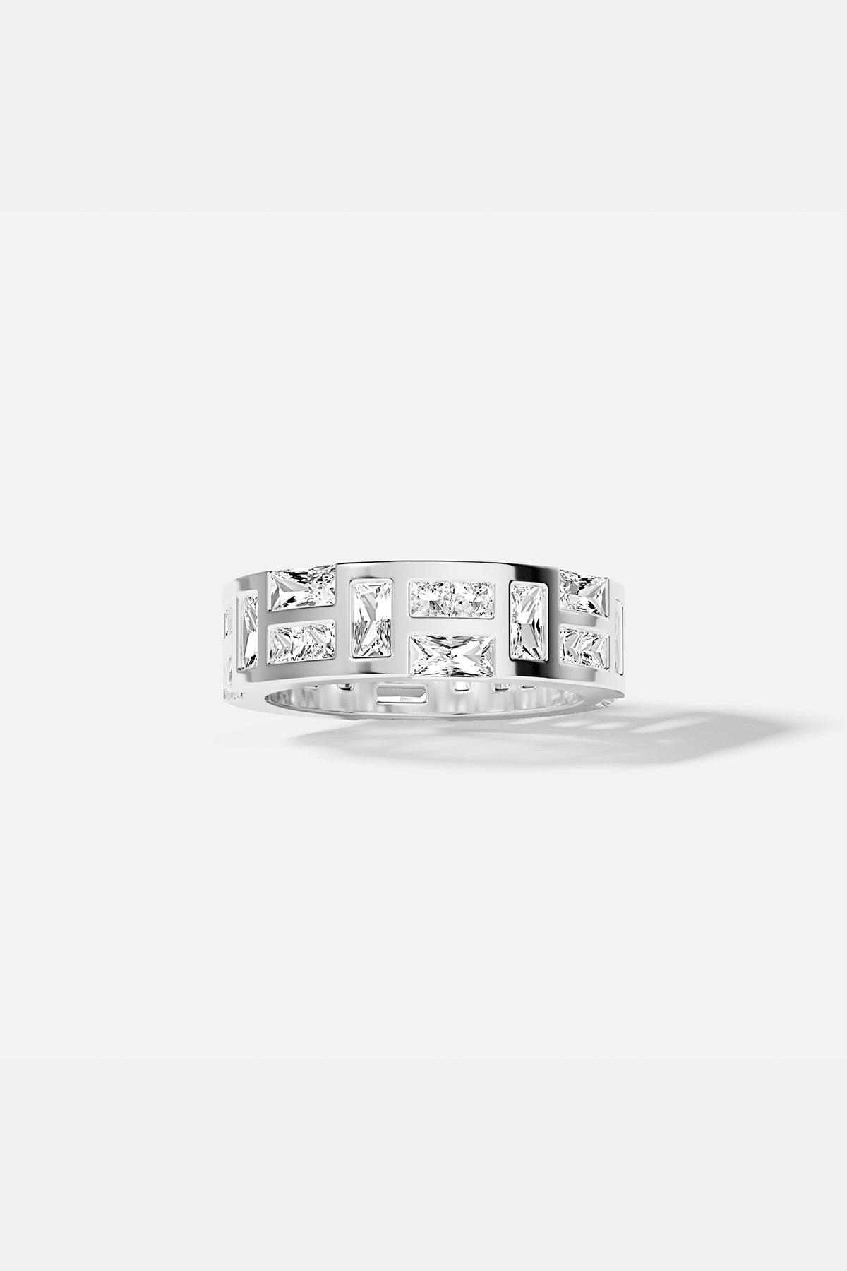 Bague APM, éclat architectural aux reflets lumineux, une allure moderne et affirmée.