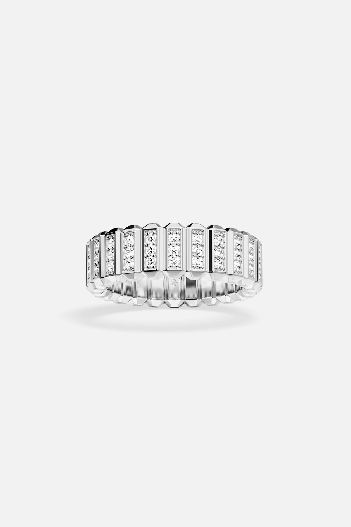 Bague APM, éclat architectural et lignes scintillantes pour une allure résolument moderne.