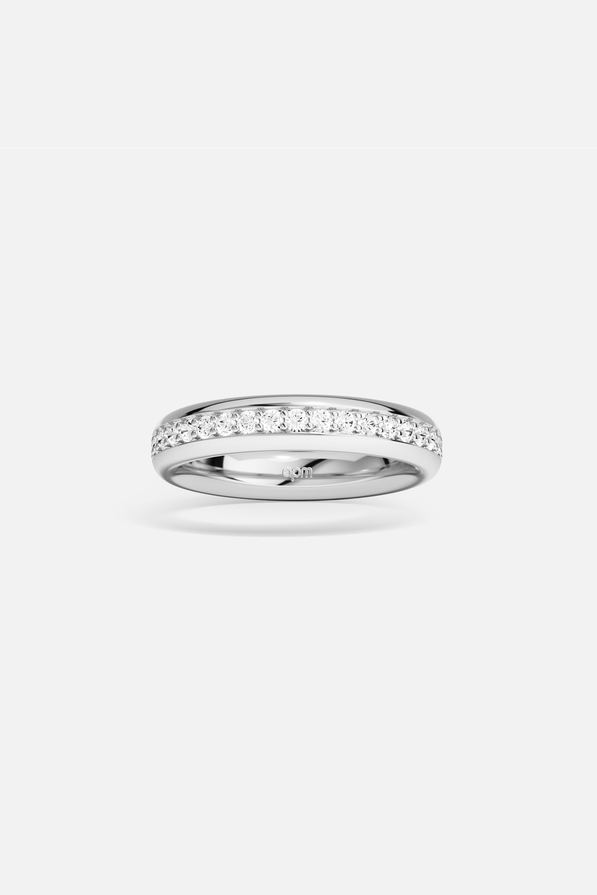 Bague APM au fini rhodium, une ligne scintillante d'élégance intemporelle.
