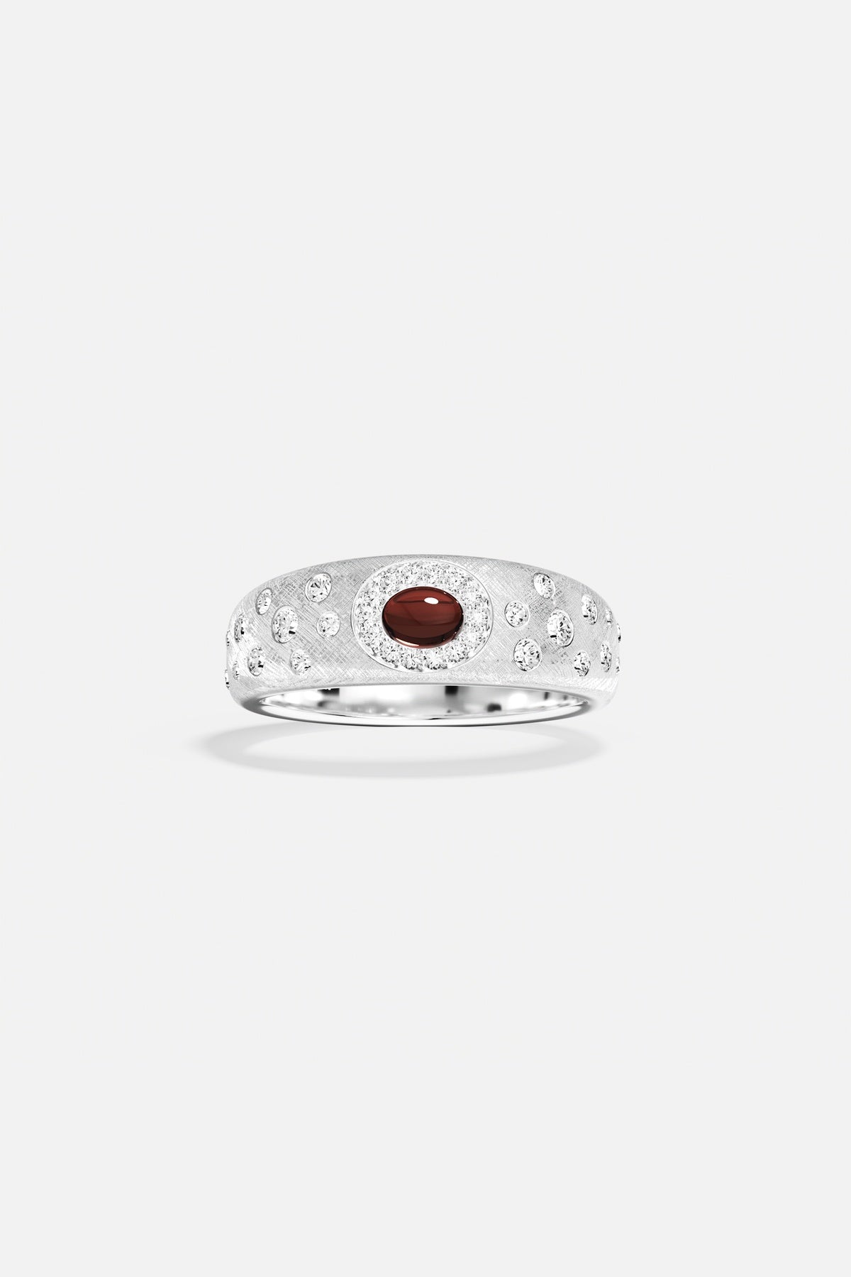 Bague APM au cœur rouge profond, éclat étoilé et allure intemporelle.