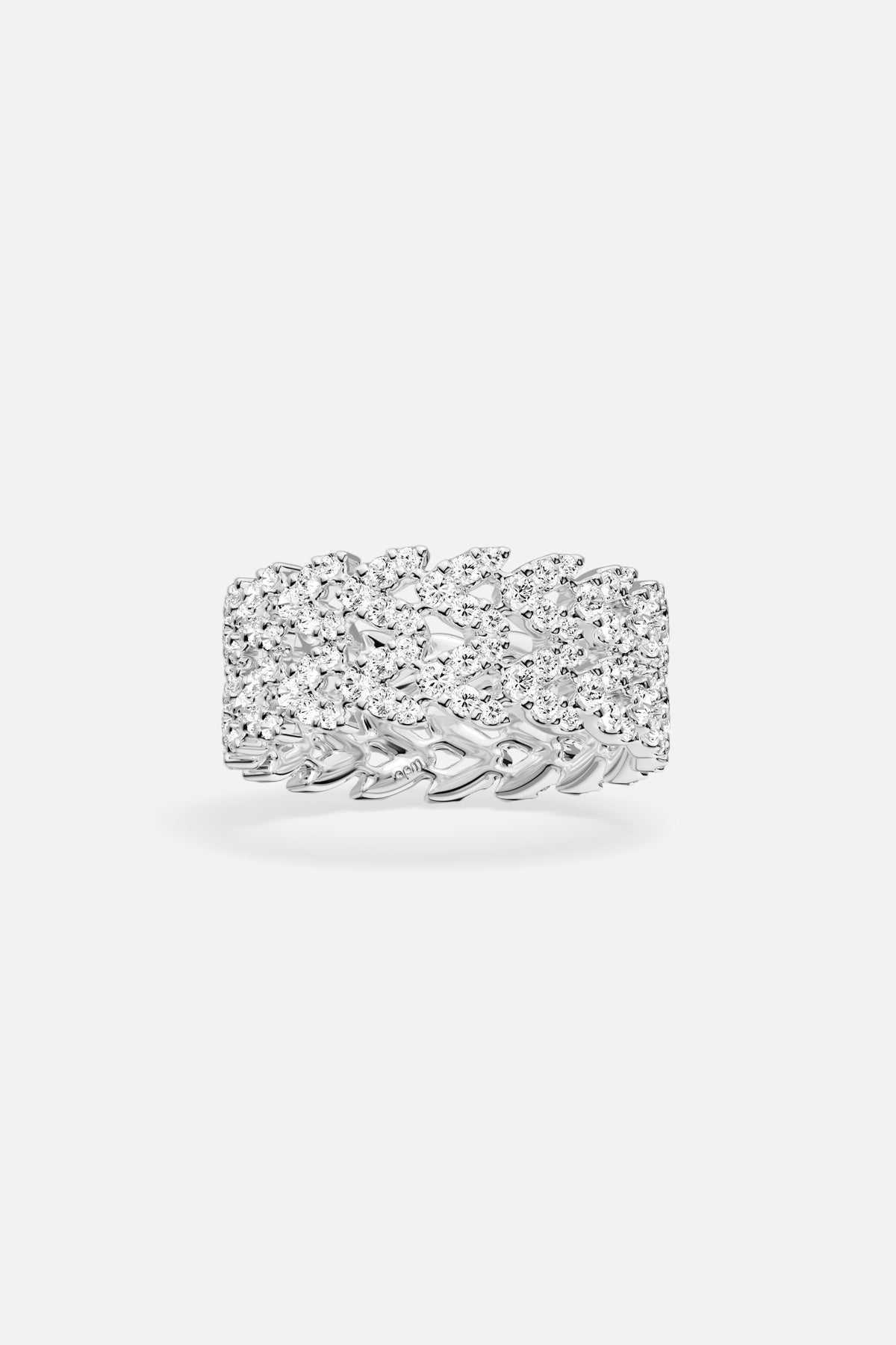 Bague APM au finish rhodium, éclat pavé pour une allure résolument moderne et lumineuse.