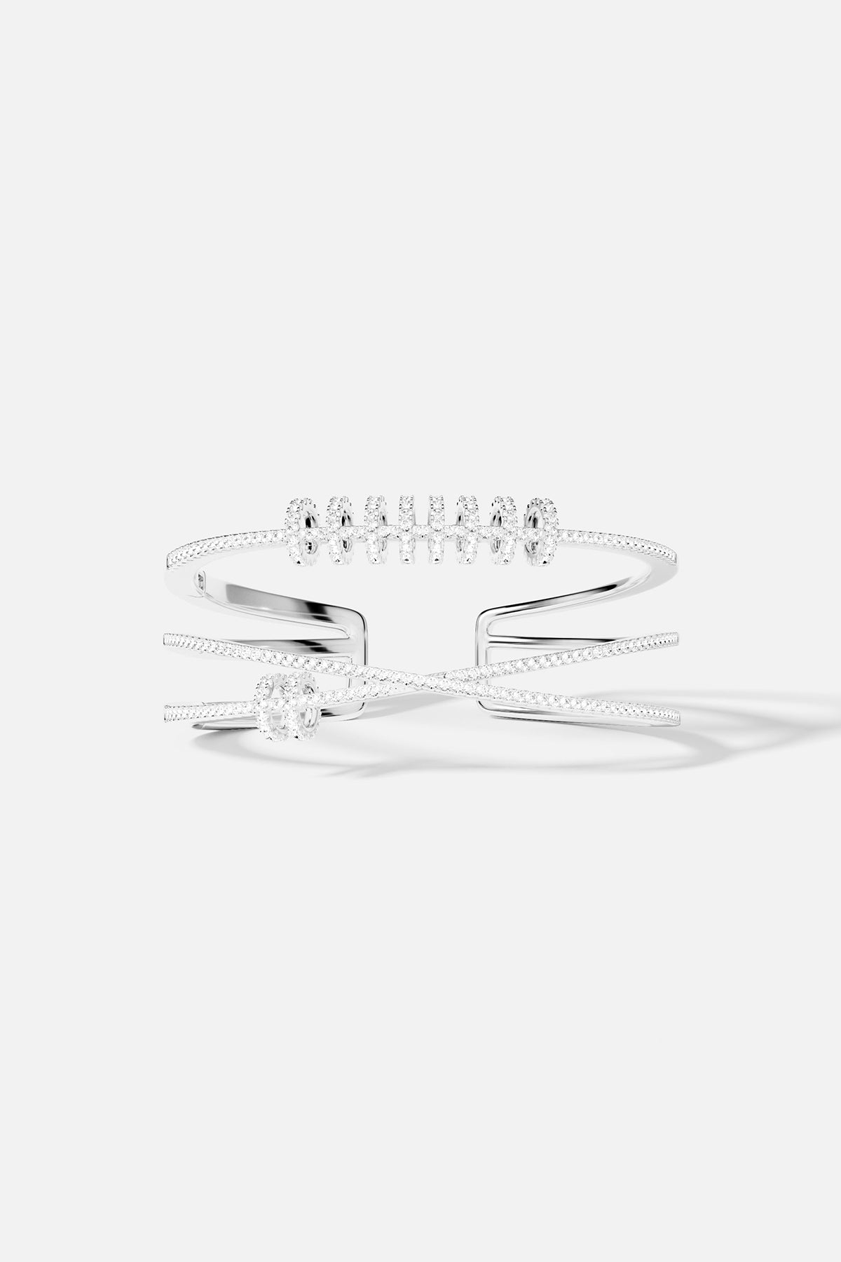 Bracelet APM, architecture scintillante et allure moderne, une élégance qui capte la lumière.