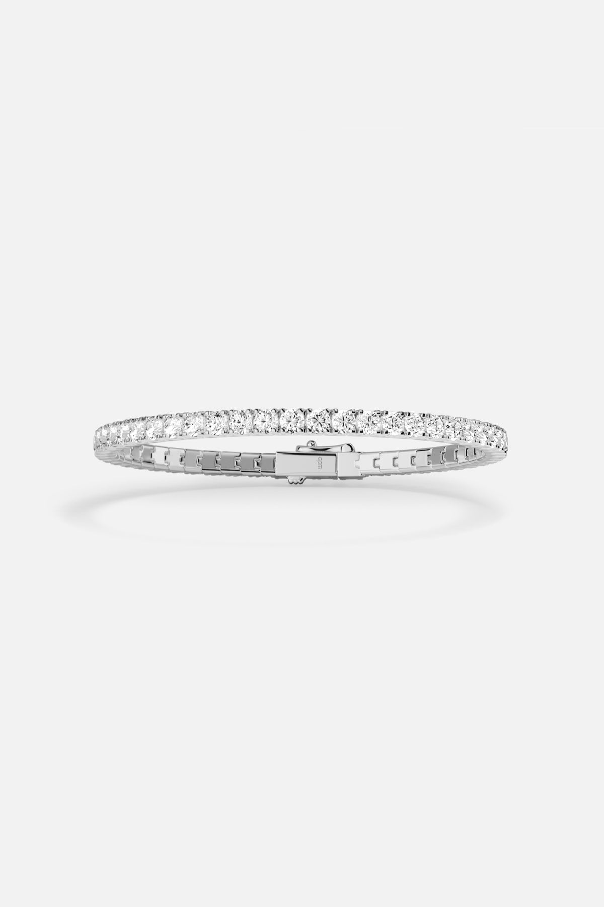 Bracelet tennis APM, une ligne scintillante en finition rhodiée, éclat intemporel au poignet.