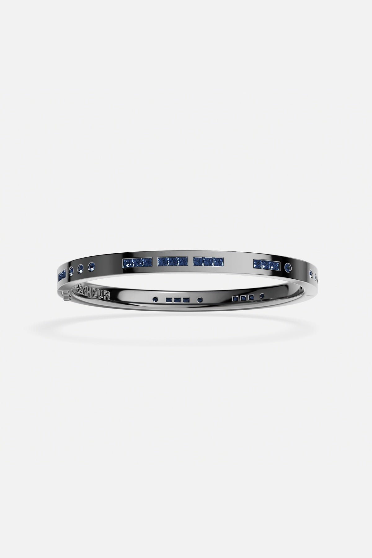 Bracelet APM en finition rhodium, éclats bleus sertis pour une allure moderne et audacieuse.