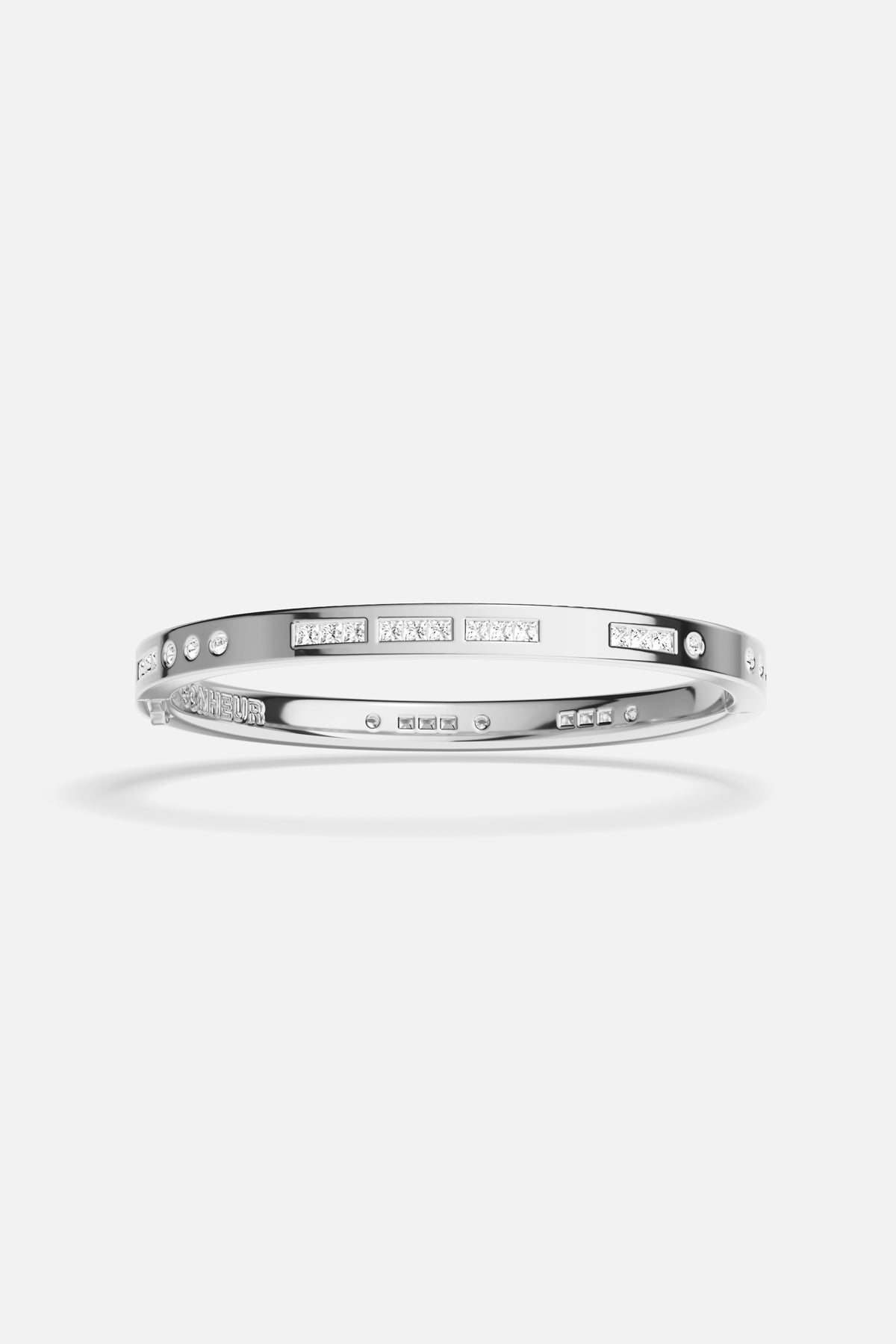 Bracelet APM en finition rhodium, éclat épuré et lumineux au poignet.