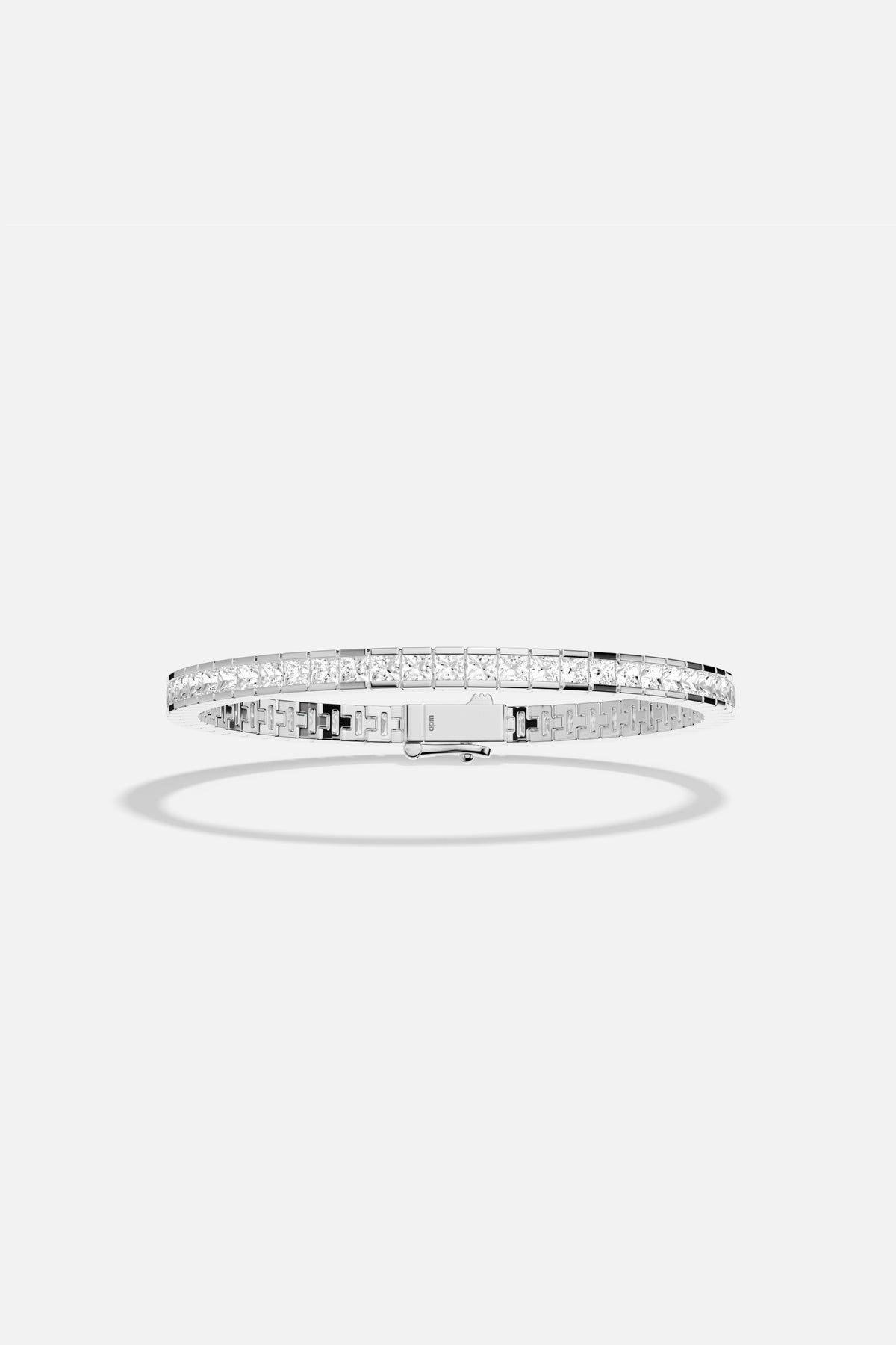 Bracelet APM, ligne épurée et éclat intemporel pour une élégance lumineuse.