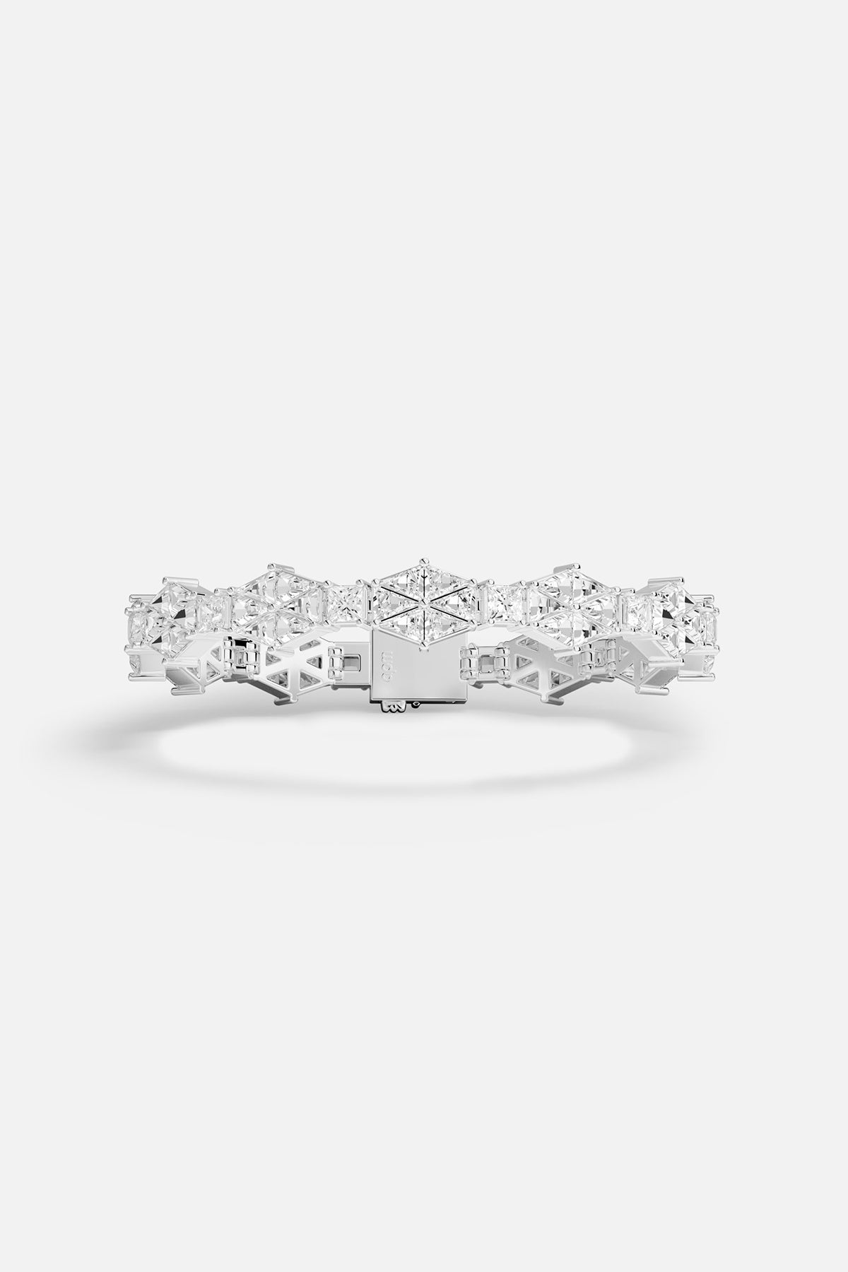 Bracelet APM en finition rhodium, éclat géométrique et allure résolument contemporaine.
