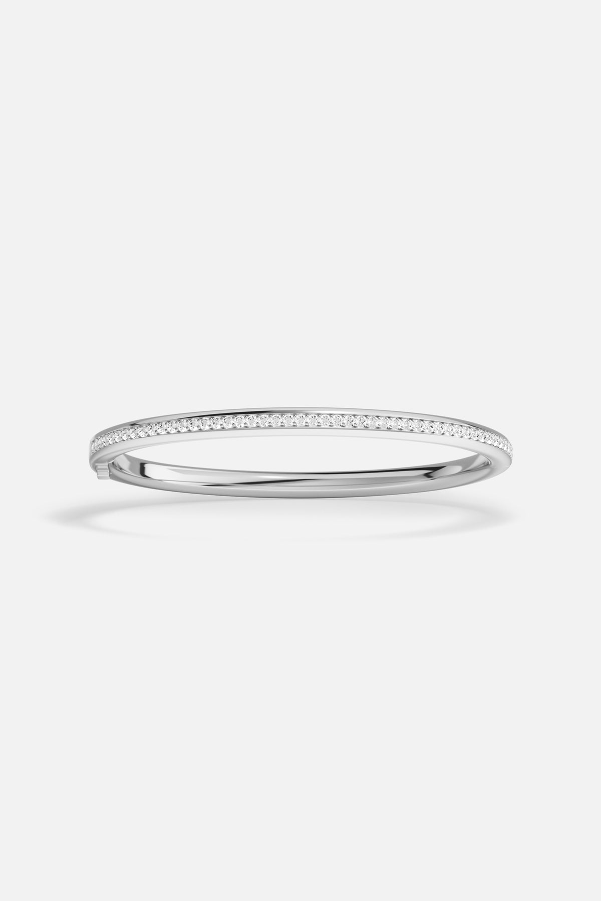 Bracelet jonc APM, une ligne scintillante à l'éclat rhodium, épurée et lumineuse.