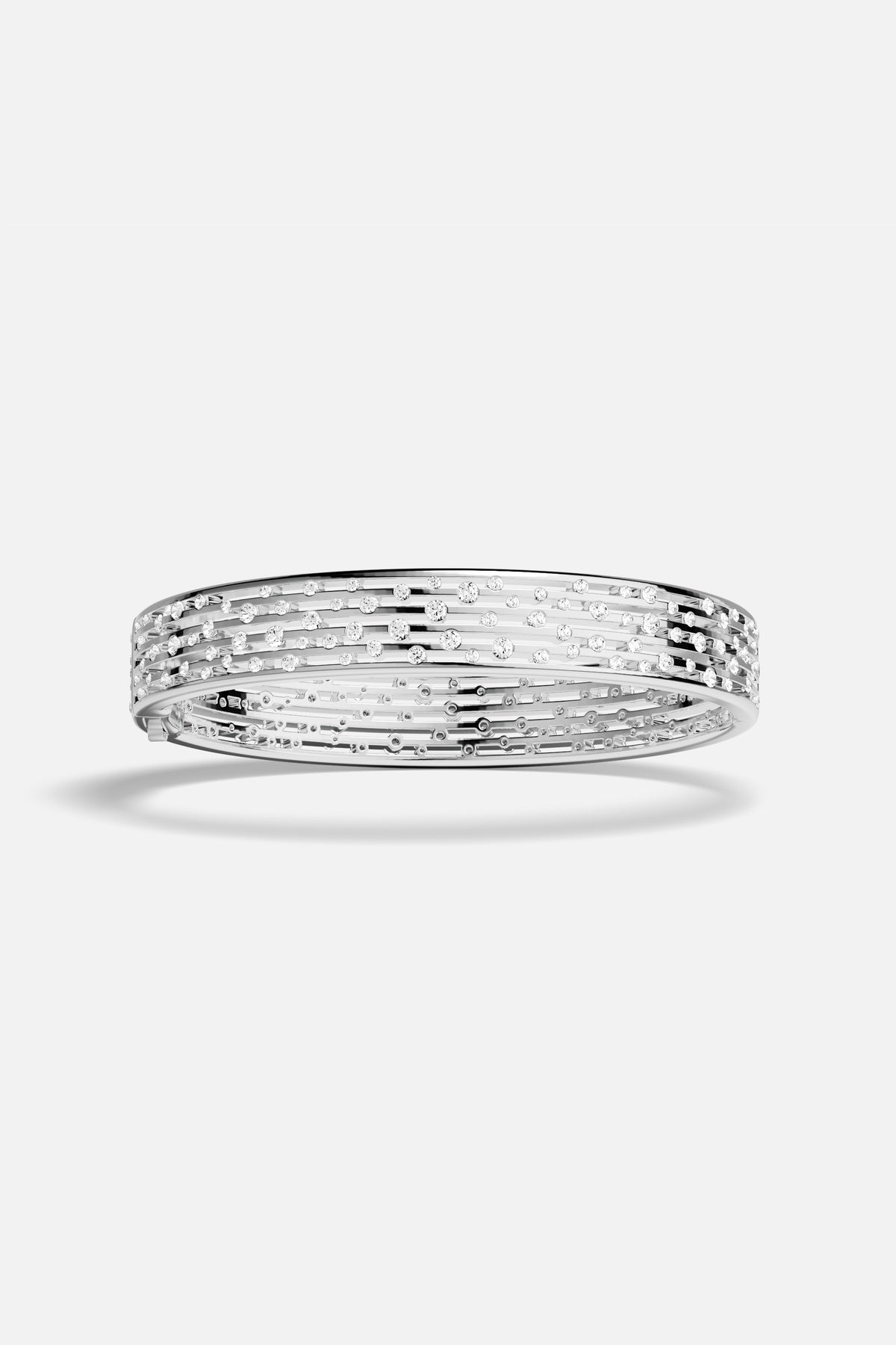 Bracelet APM au fini rhodium, une pluie d'étoiles enlace le poignet avec éclat.
