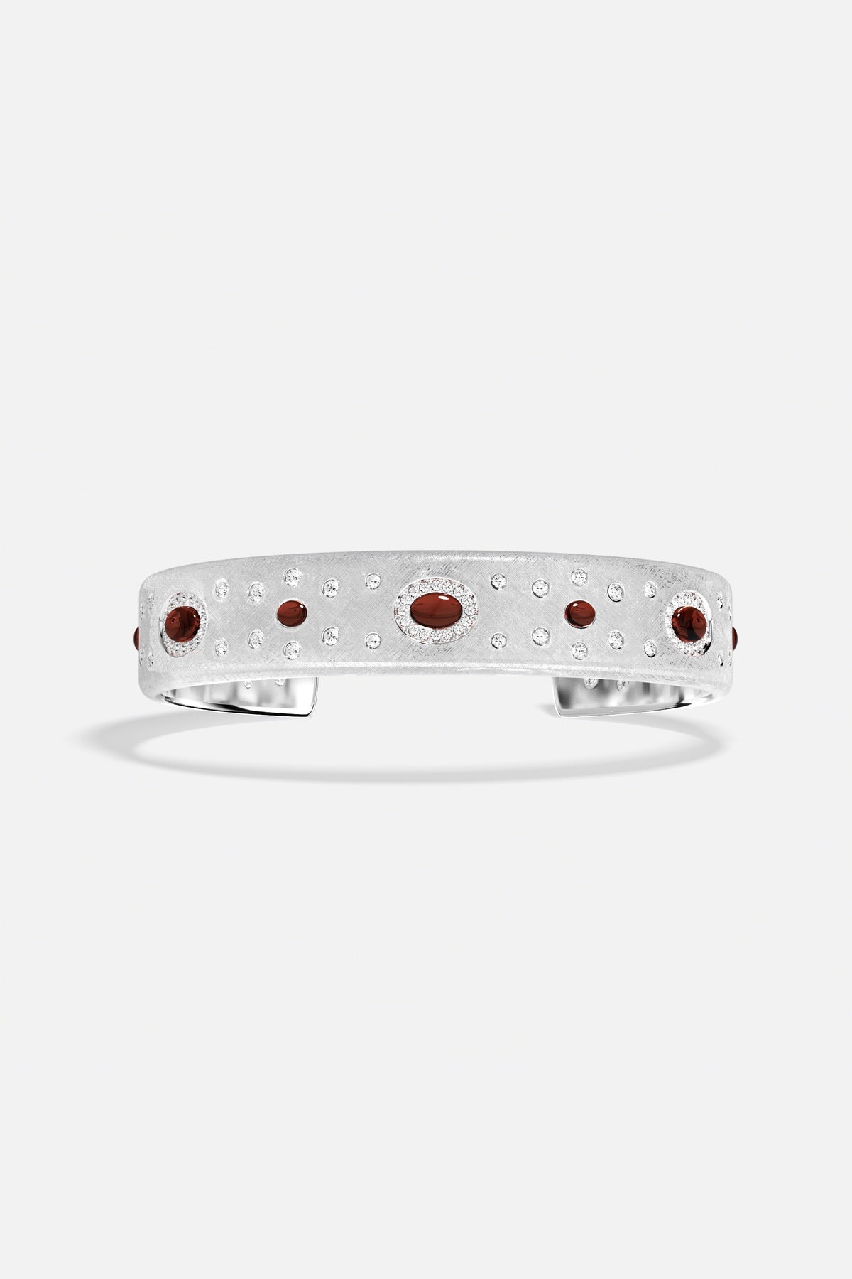 Bracelet jonc APM Monaco en finition rhodium, touches rouges éclatantes, allure raffinée et intemporelle.