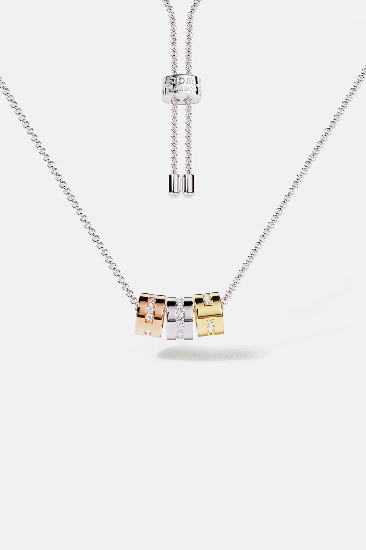 Collier APM aux trois anneaux tricolores, une élégance ajustable et lumineuse.