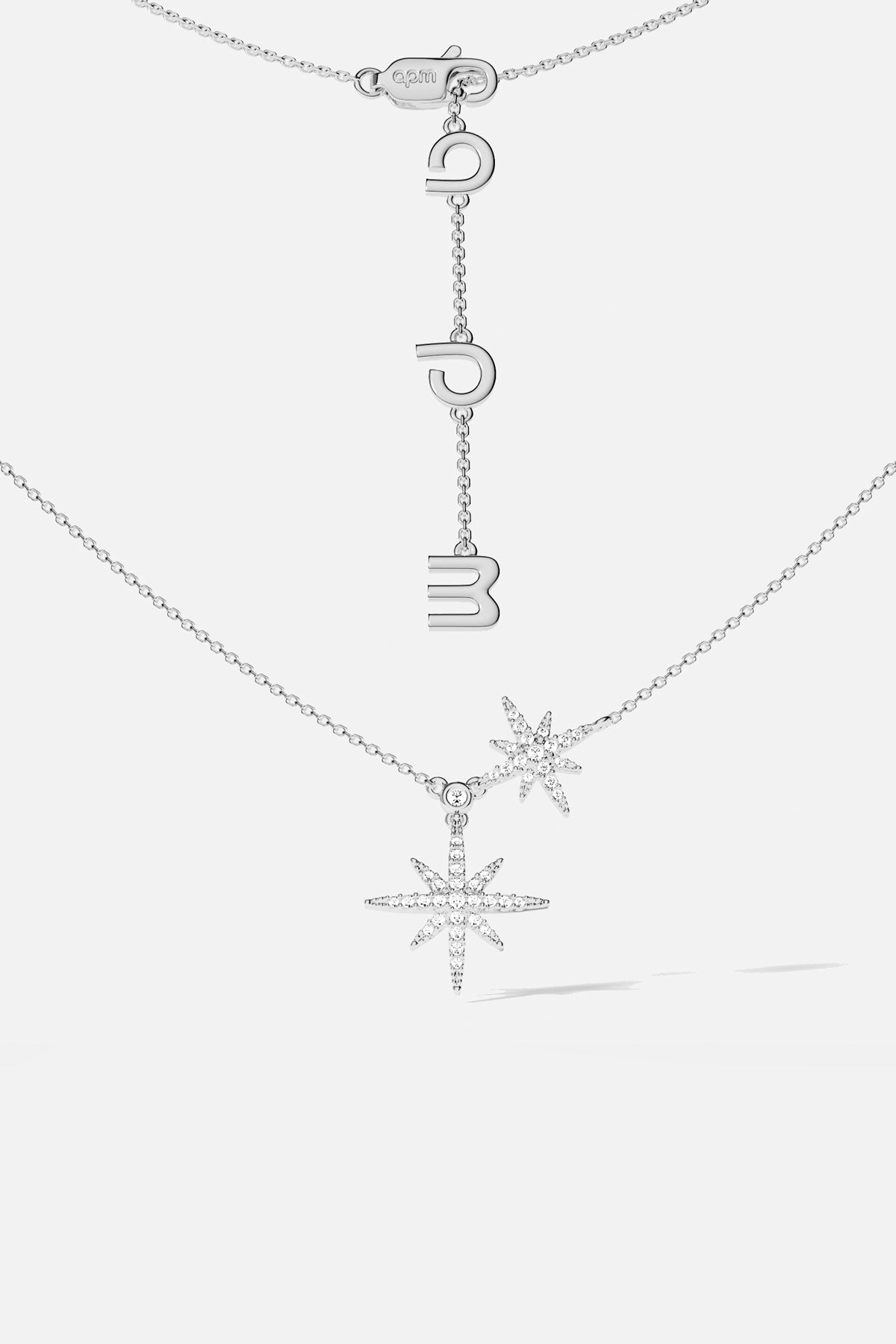 Collier Météorites APM, deux étoiles scintillantes suspendues avec grâce, éclat céleste au quotidien.