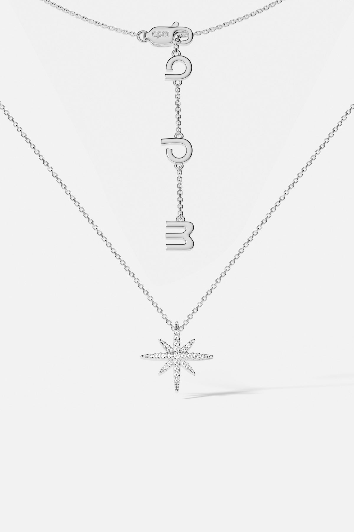 Collier étoile APM Monaco, un éclat scintillant qui illumine chaque instant avec délicatesse.