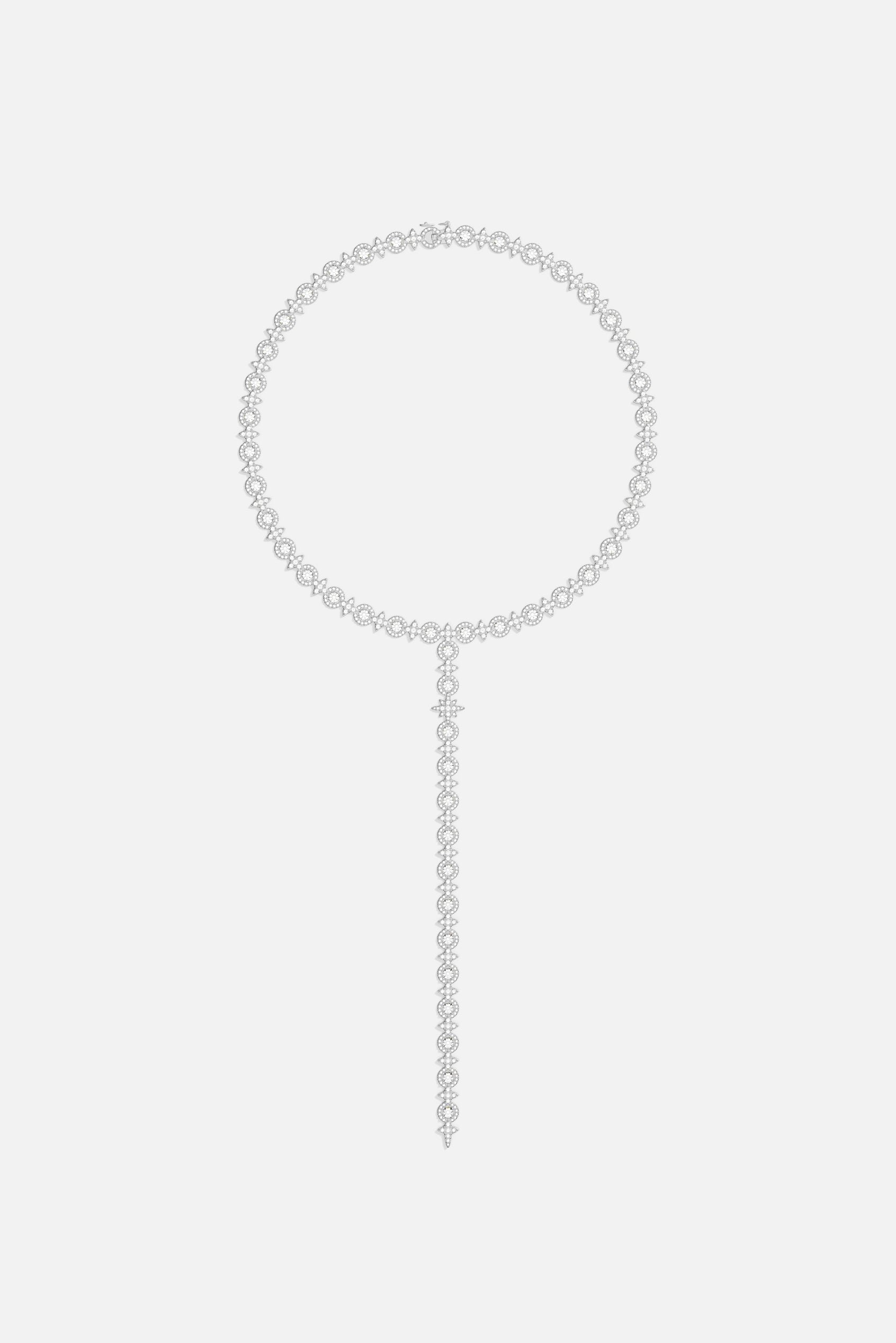Collier APM, cascade lumineuse au finish rhodium, élégance intemporelle et modernité assumée.