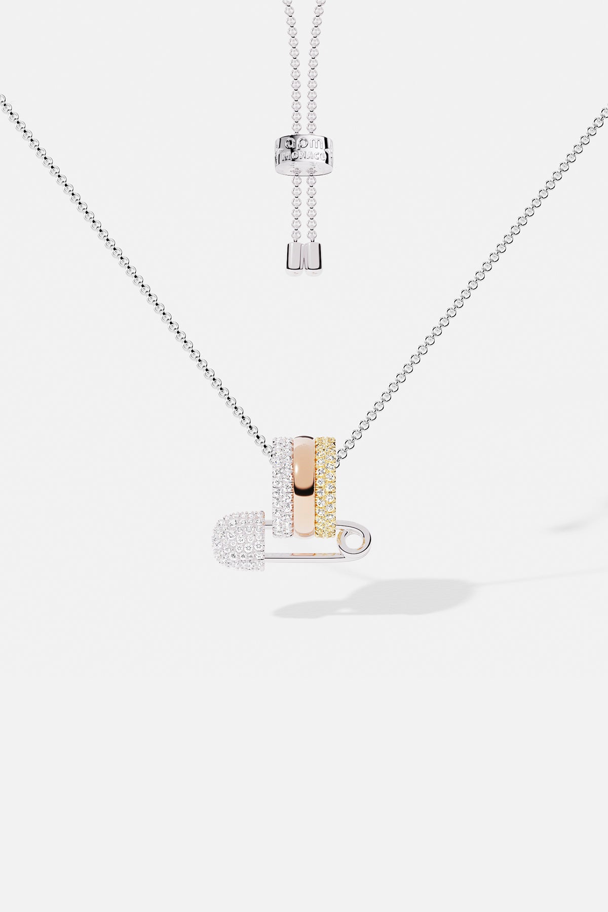 Collier APM épingle tricolore, un clin d'œil chic et lumineux.