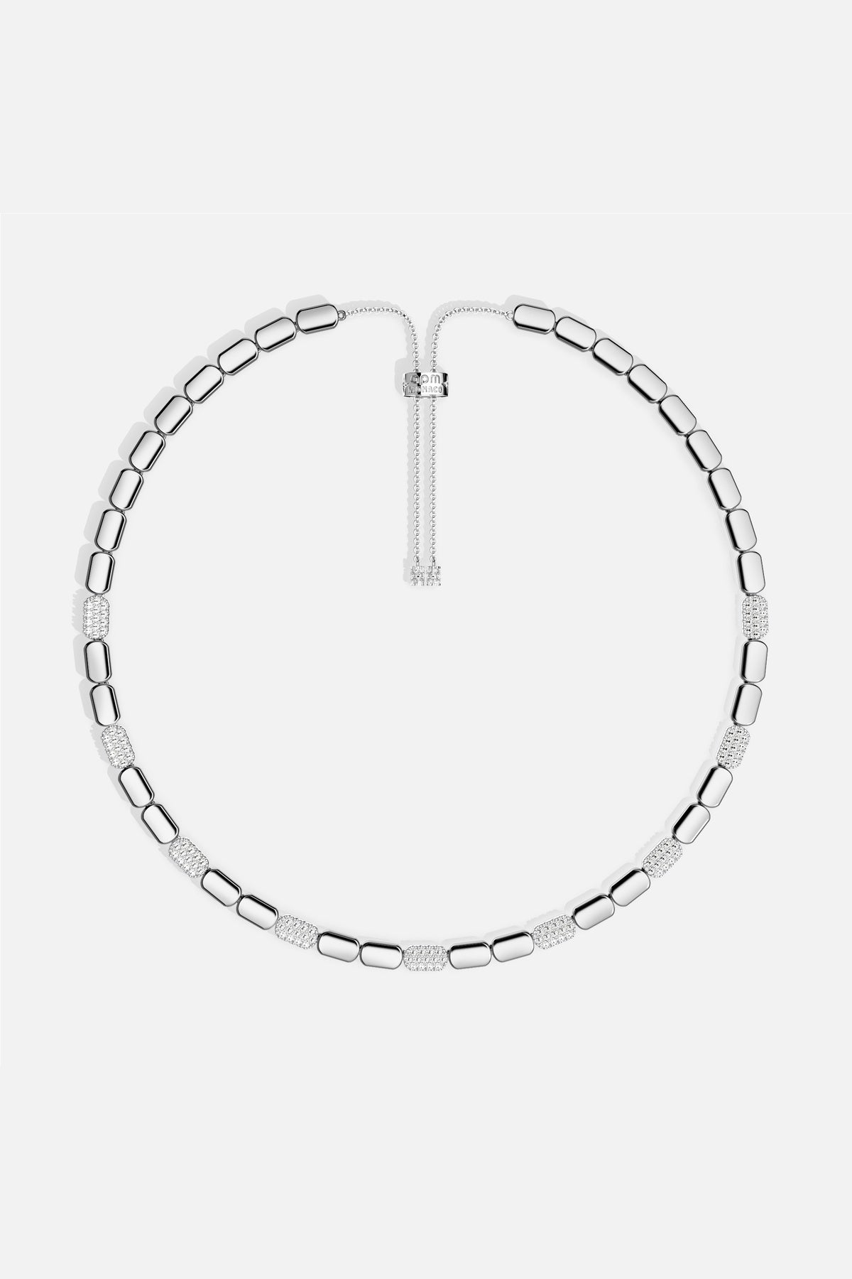 Collier APM Monaco en finition rhodium, éclats scintillants pour une allure moderne et lumineuse.