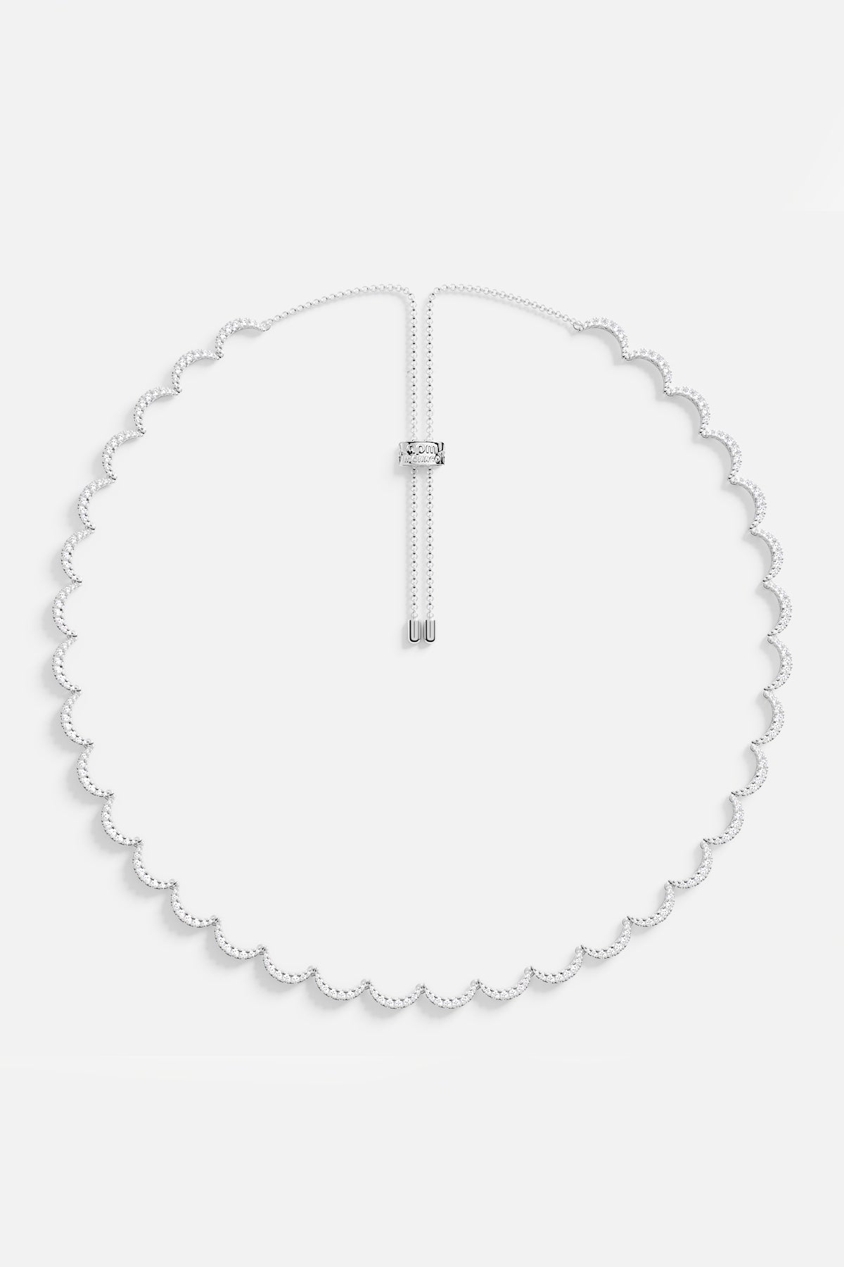 Collier APM festonné, une dentelle lumineuse aux reflets rhodium finish.