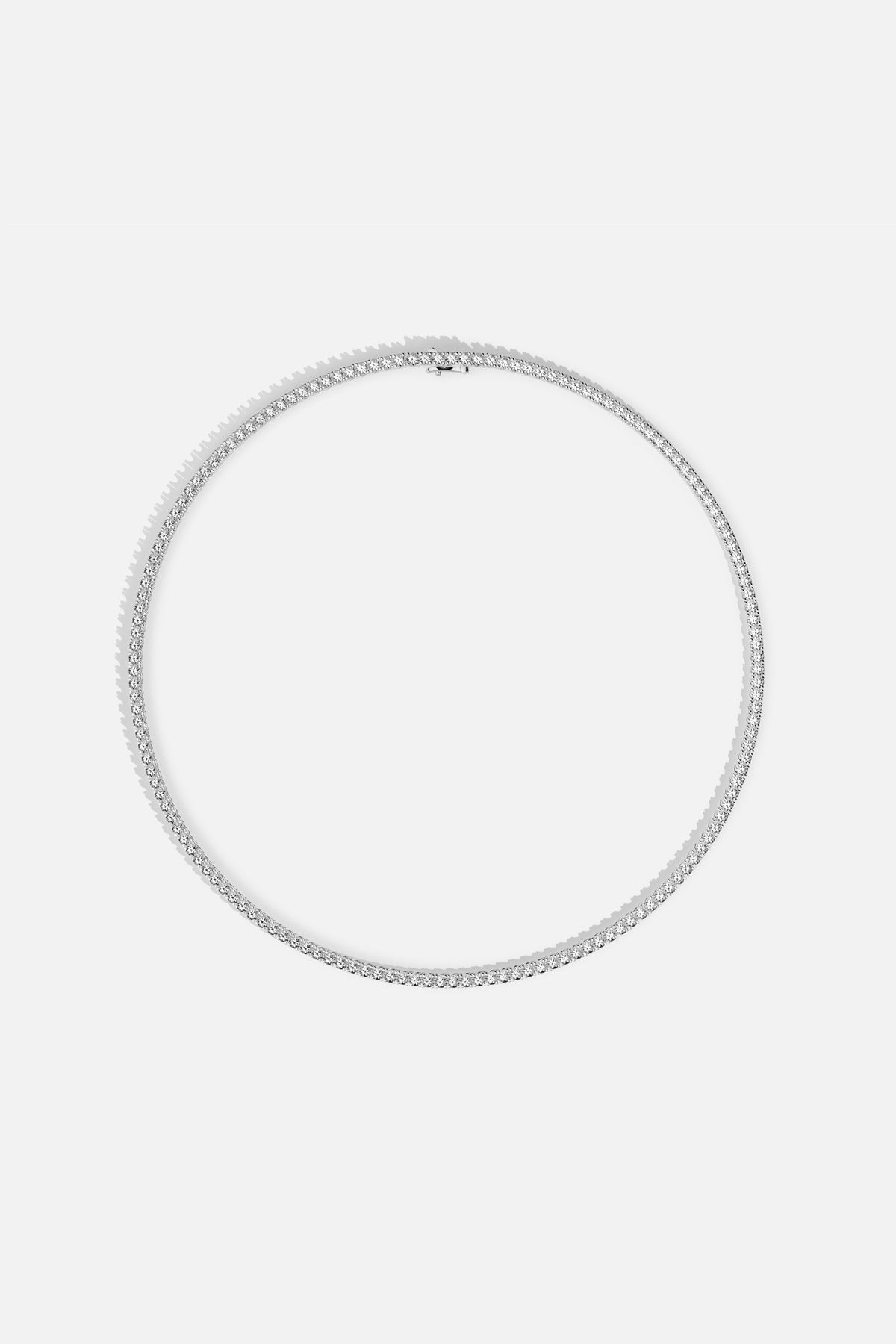 Collier APM, une rivière de lumière au charme intemporel.