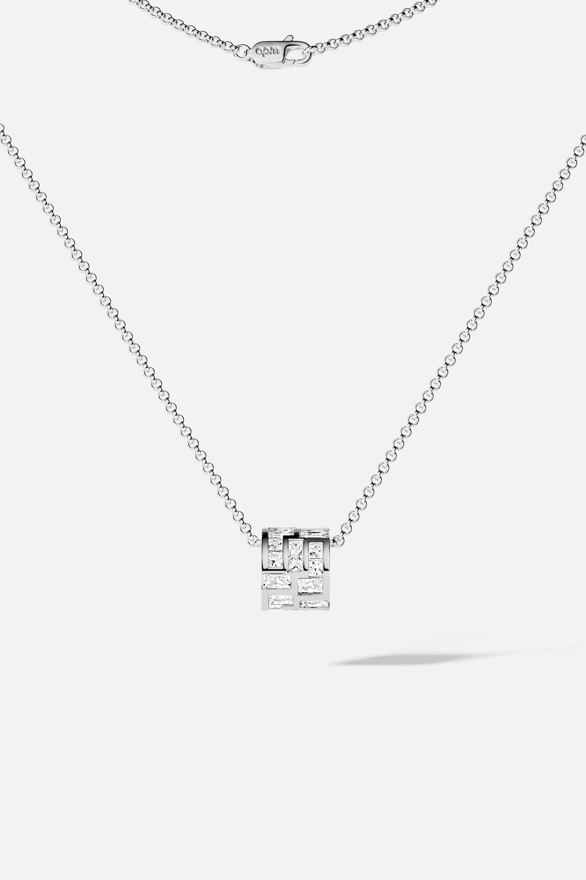 Collier APM au pendentif cubique scintillant, une géométrie précieuse et résolument moderne.