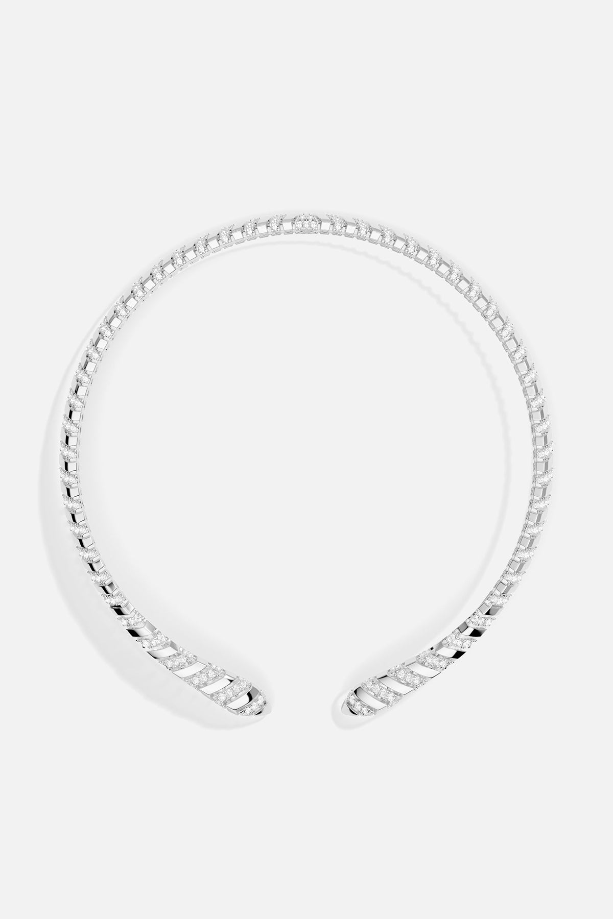 Collier ouvert APM, éclat scintillant et allure épurée pour une élégance moderne.