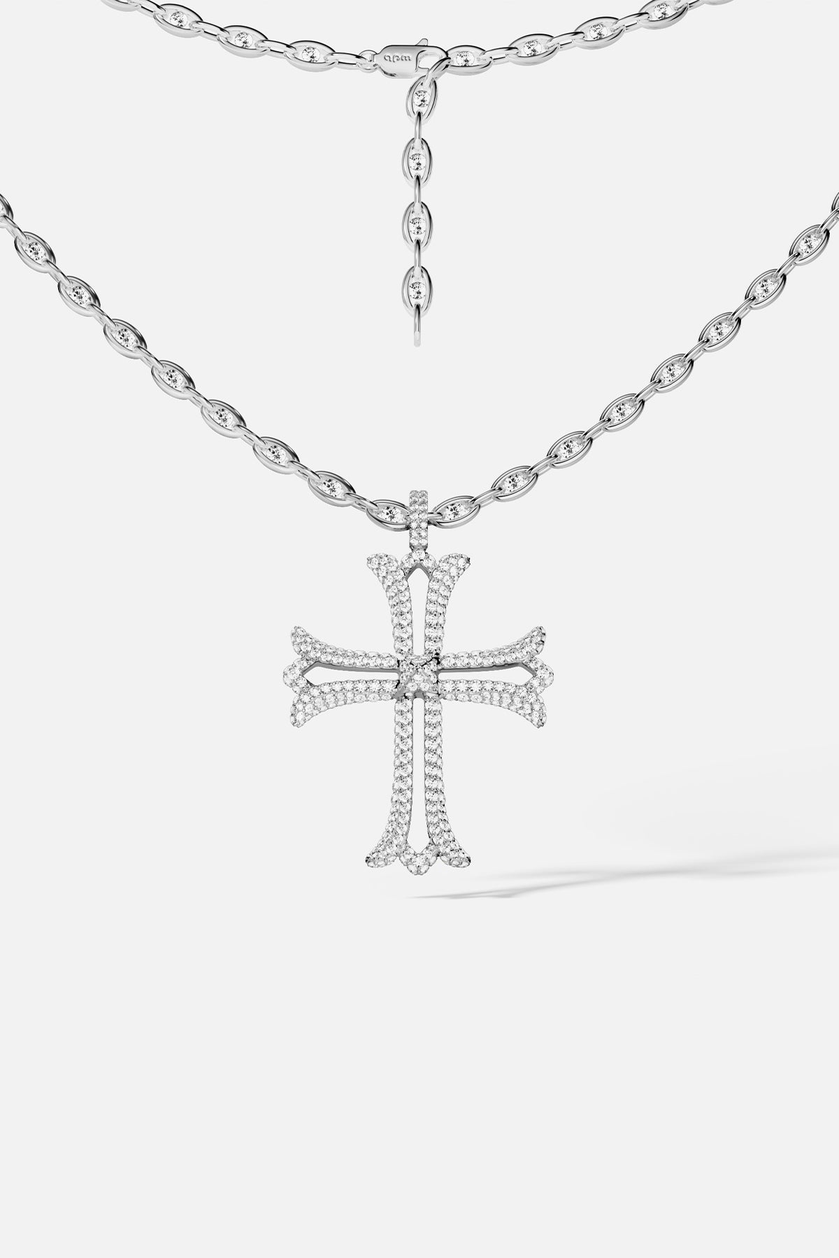 Collier APM Croix scintillante, une allure spirituelle et résolument contemporaine.