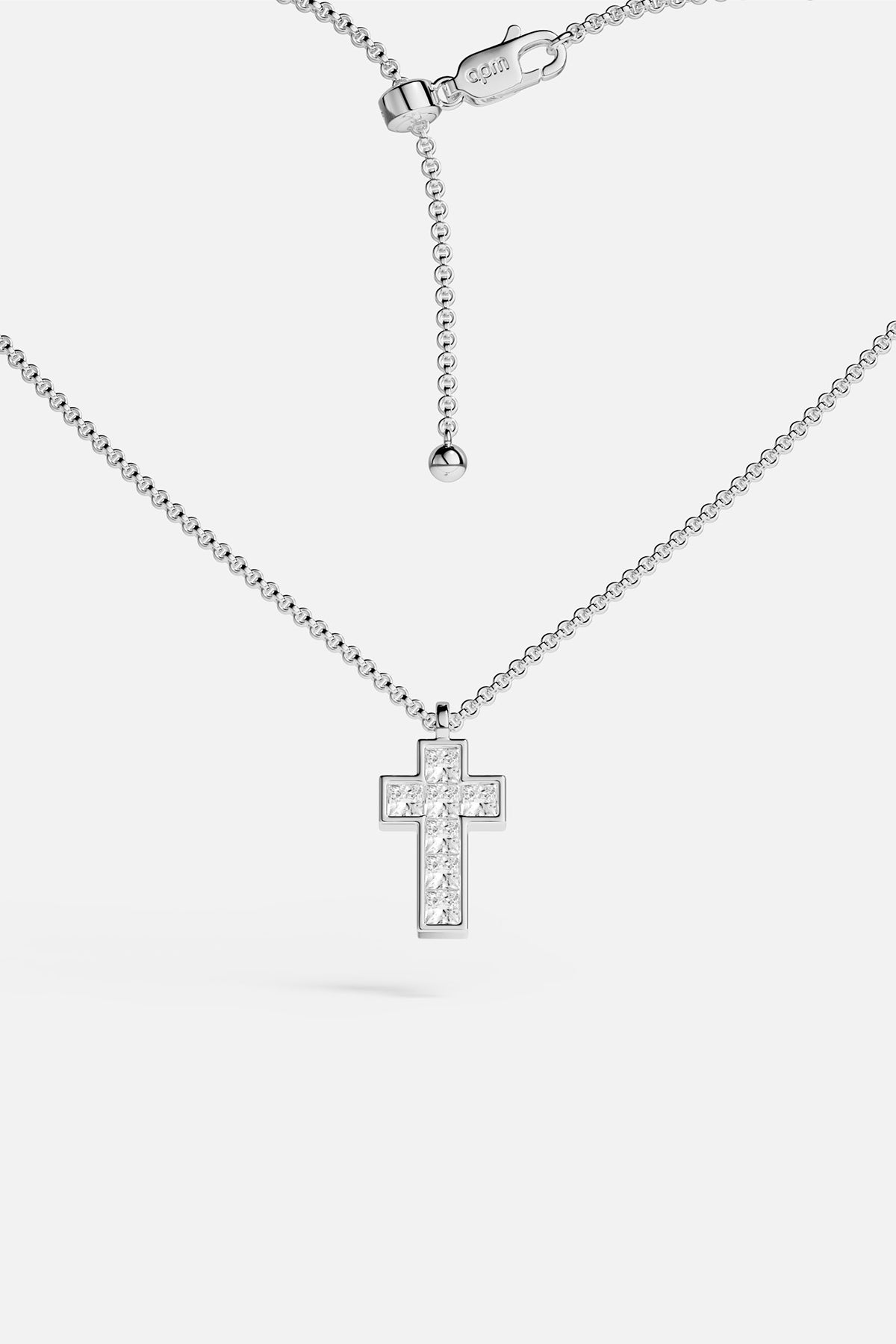 Collier APM croix scintillante, finition rhodium, une élégance spirituelle et intemporelle.