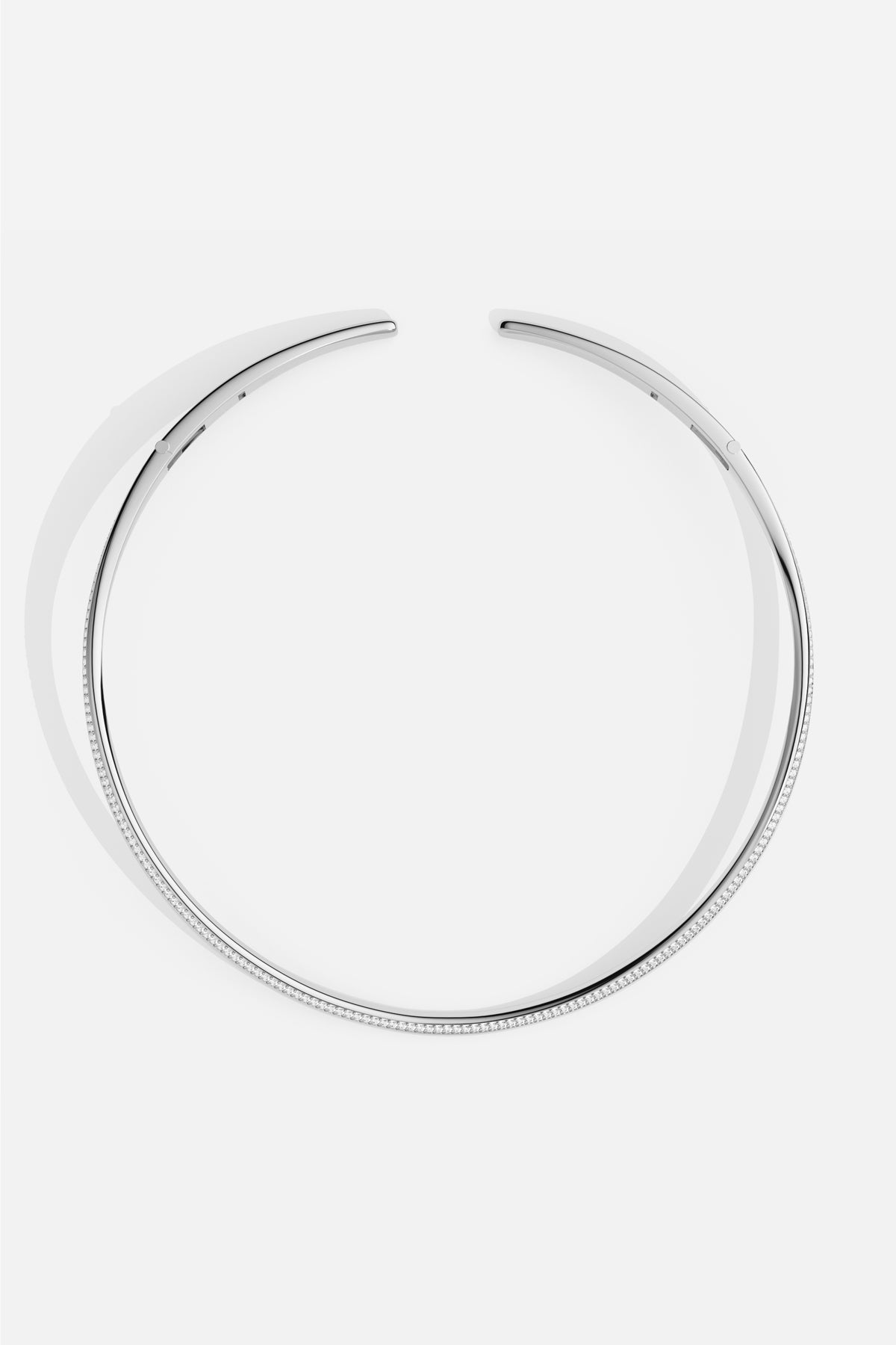 Le Collier APM Monaco, une ligne épurée au éclat rhodium finish, élégance absolue.