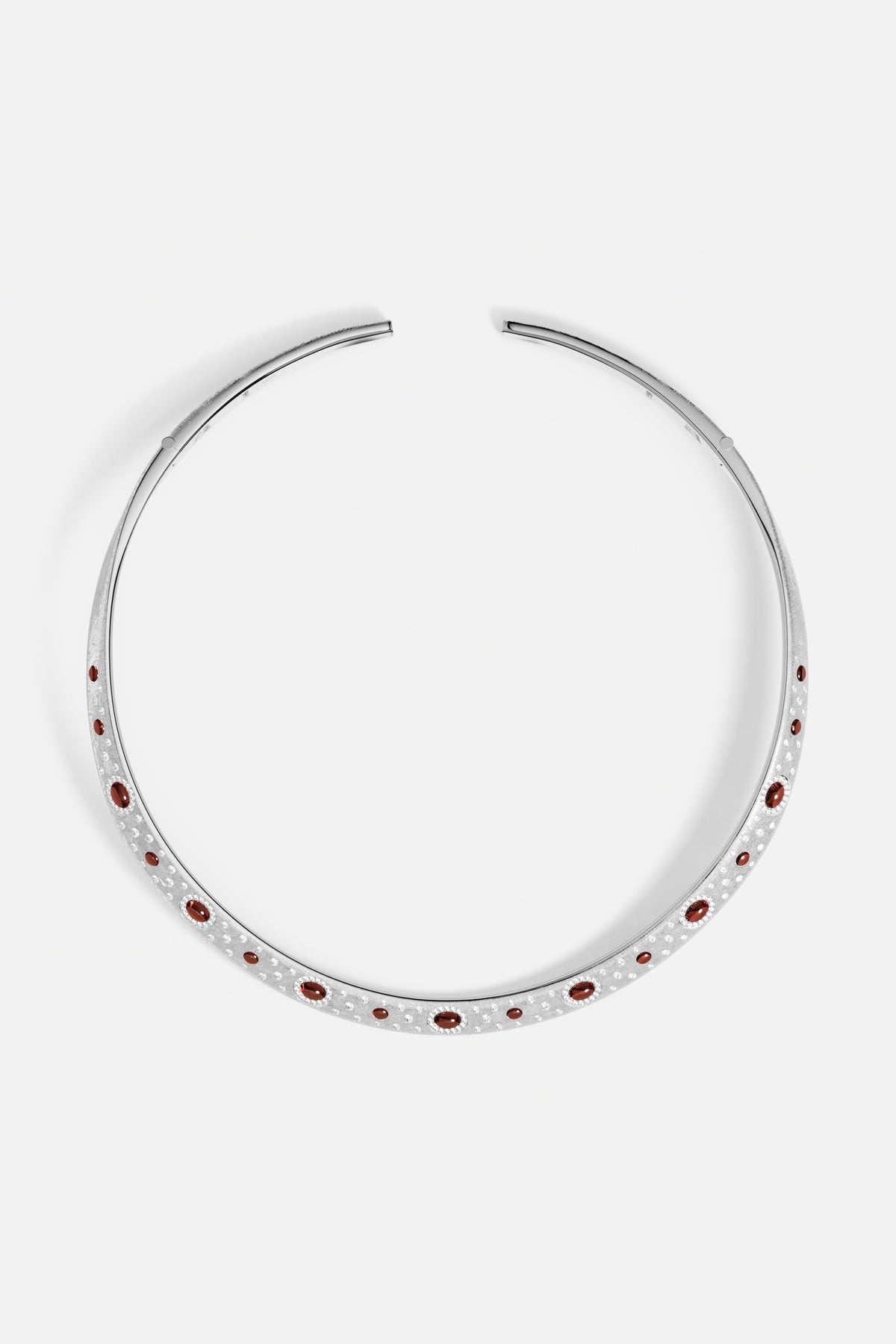 Collier APM en alliage APM Monaco, éclats rouges profonds, allure sculpturale et audacieuse.