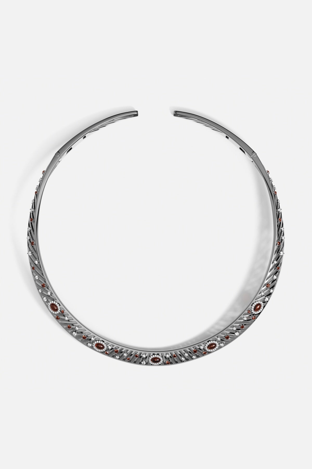 Collier APM Monaco alloy, éclats scintillants et touches ambrées, allure moderne et envoûtante.