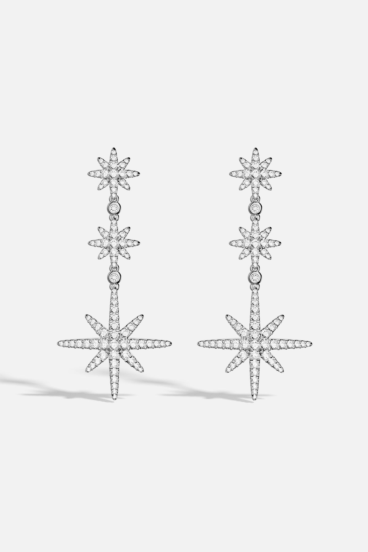 Boucles d'oreilles APM, une cascade d'étoiles scintillantes pour une allure céleste.