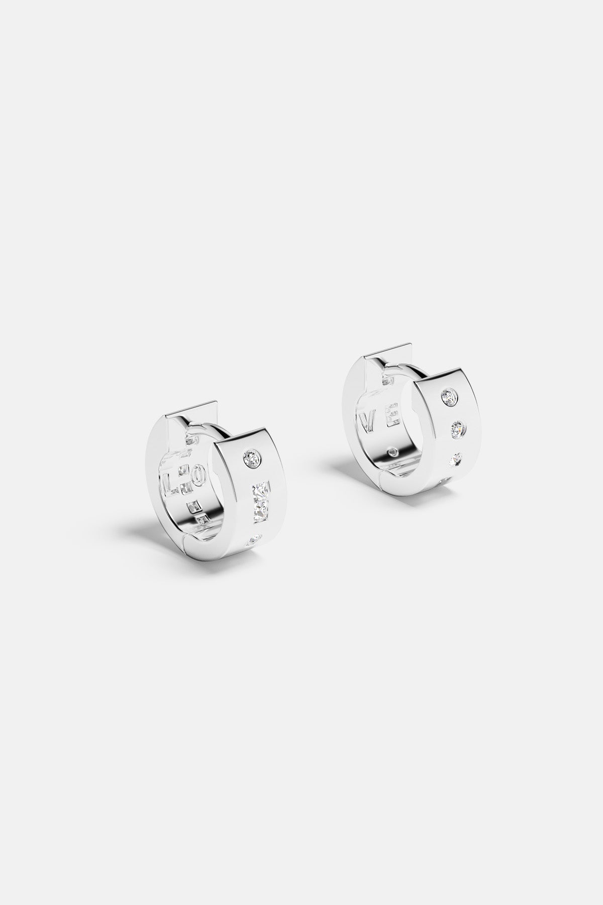 Créoles APM Monaco, finition rhodium et éclats discrets, la douceur d'une signature moderne.