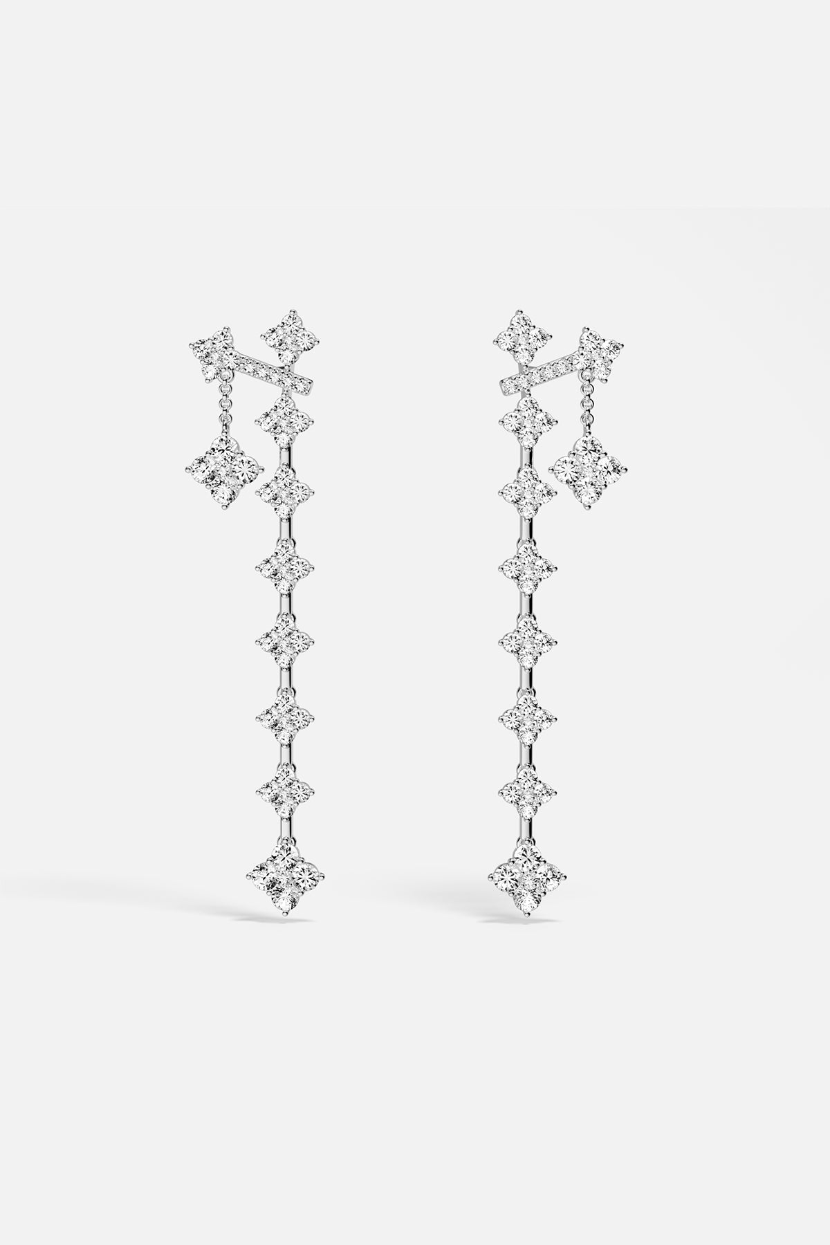 Boucles d'oreilles APM, cascade scintillante et allure céleste, finition rhodium.