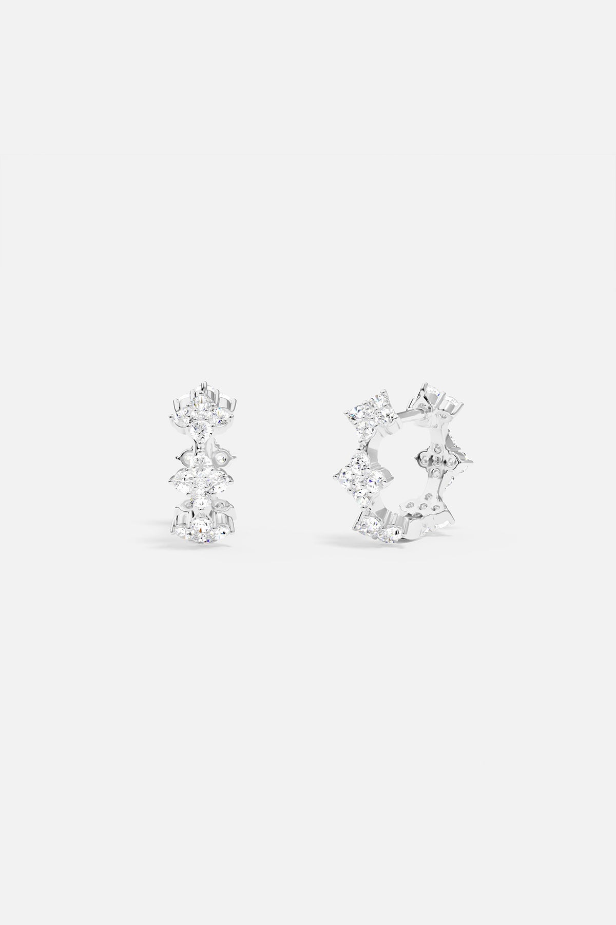 Créoles APM, une constellation scintillante en finition rhodium, éclat délicatement moderne.