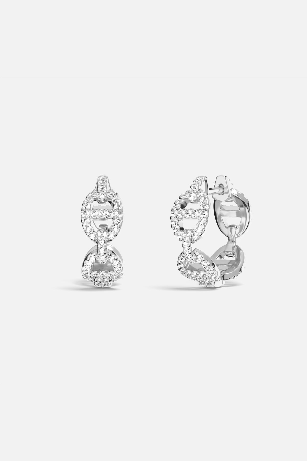 Boucles d'oreilles APM Monaco, un éclat scintillant pour une allure moderne et raffinée.