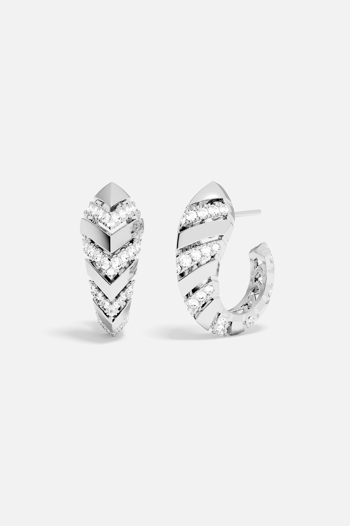 Boucles d'oreilles APM, un jeu de chevrons scintillants pour une allure résolument moderne.