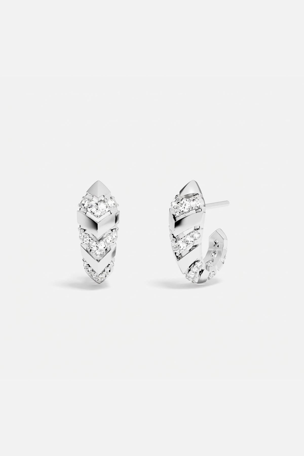 Boucles d'oreilles APM, chevrons scintillants et allure architecturale au quotidien.