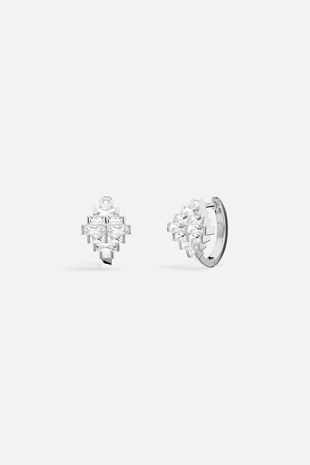 Boucles d'oreilles APM, éclat géométrique et élégance lumineuse au quotidien.