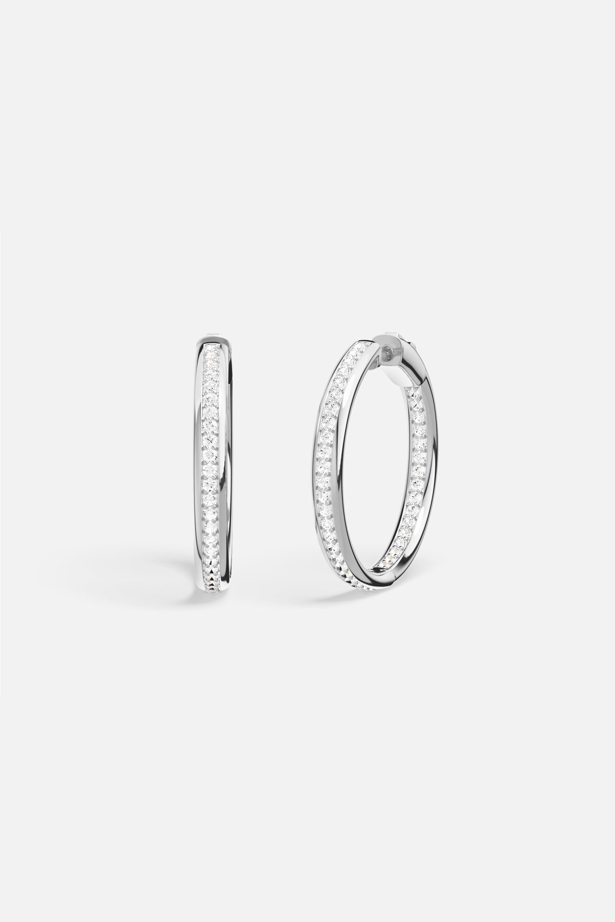 Créoles APM Monaco au finish rhodium, une élégance lumineuse et intemporelle.