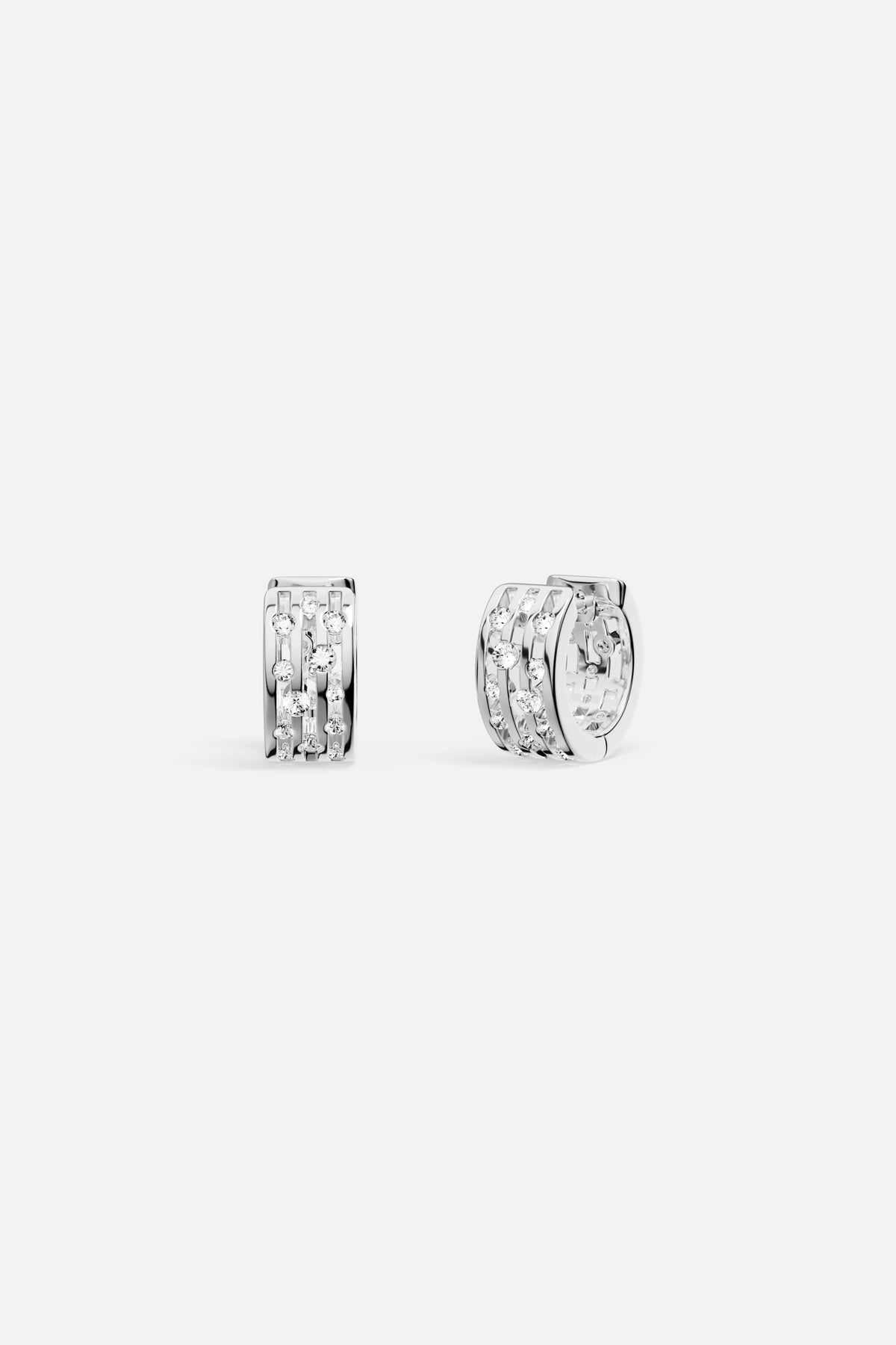 Boucles d'oreilles APM, éclat scintillant et allure moderne au quotidien.