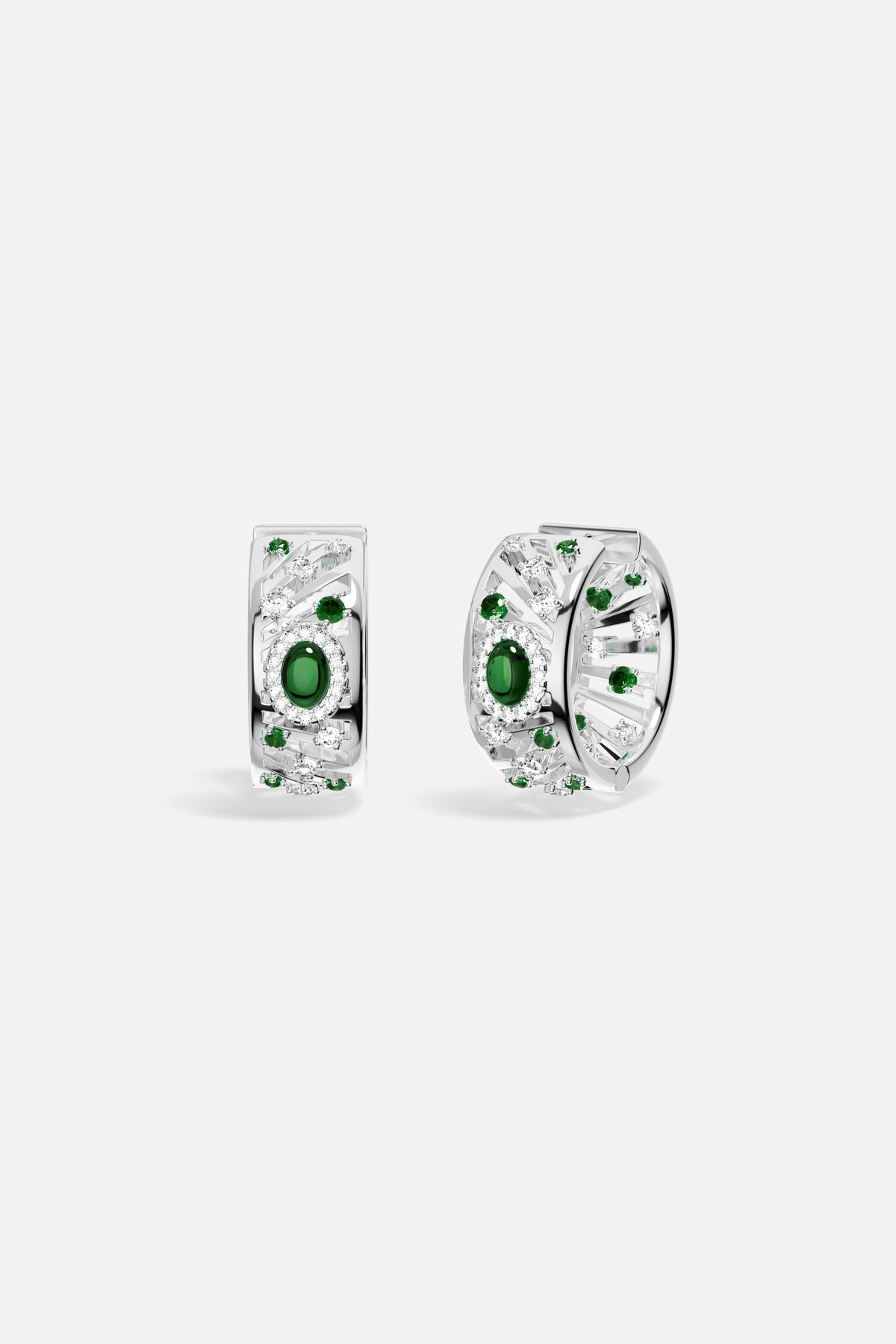 Boucles d'oreilles APM, éclats verts et finition rhodium, une élégance lumineuse et intemporelle.