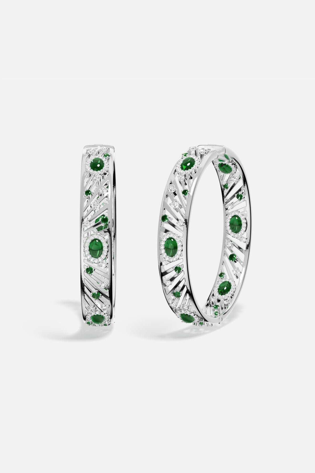 Bracelet APM en finition rhodium, éclats verts et lumière ajourée, élégance rayonnante.