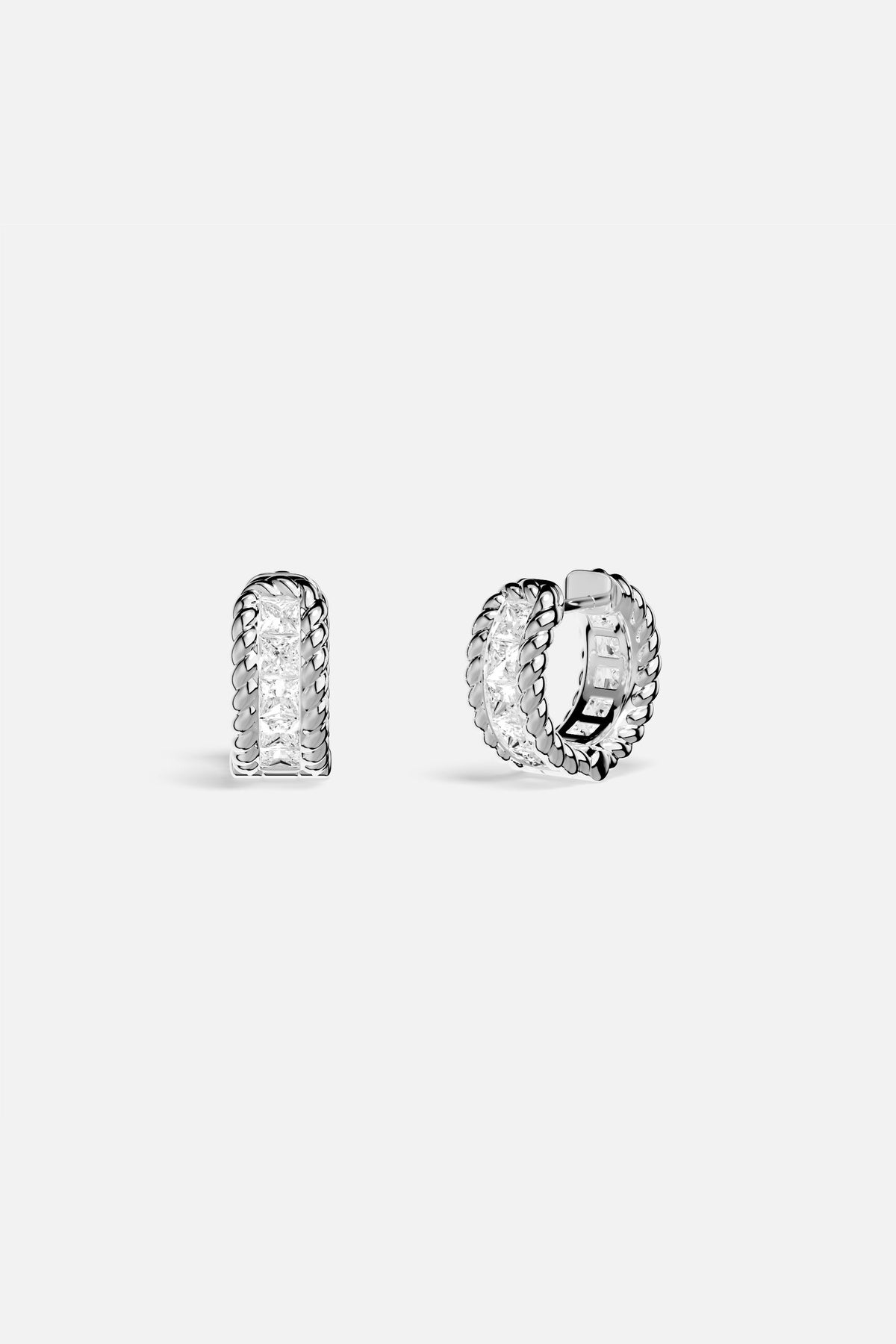 Créoles APM Monaco au finish rhodium, éclat torsadé et lumineux pour une allure raffinée.