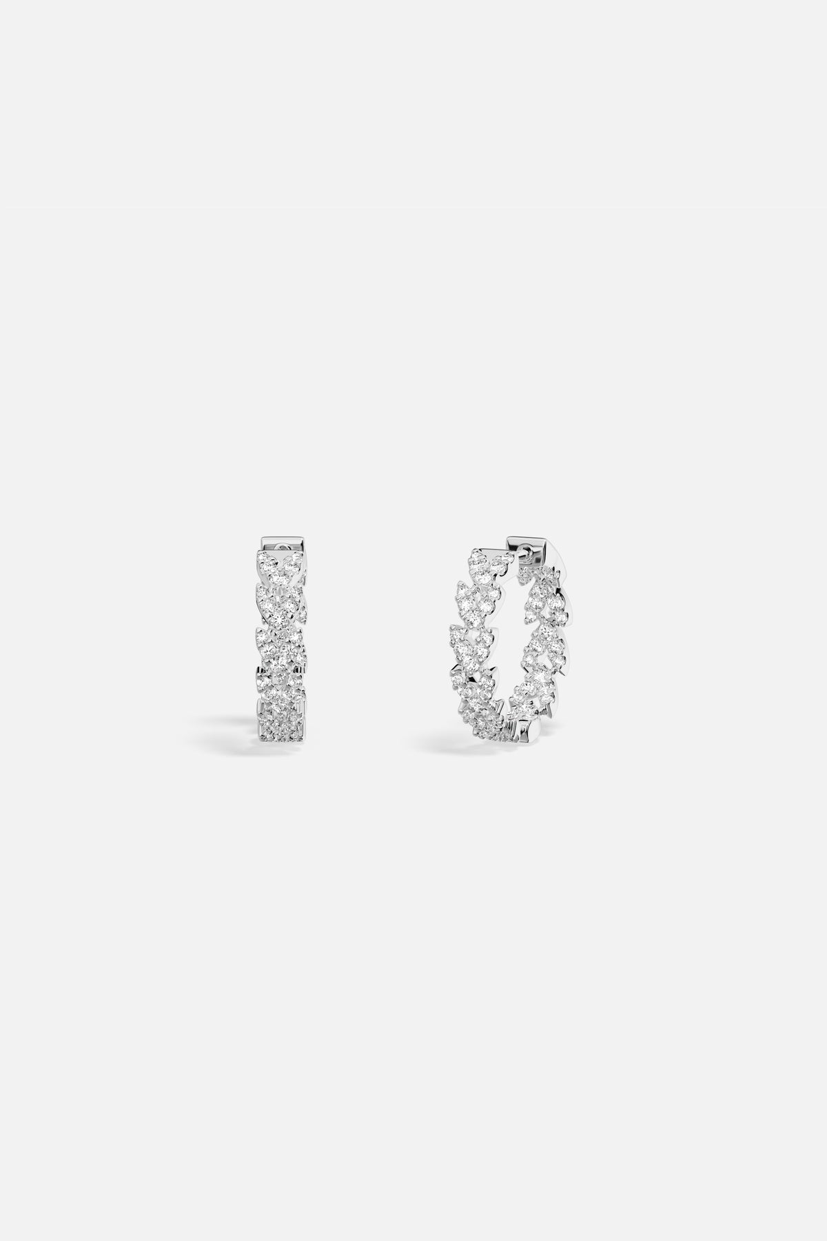 Créoles APM Monaco scintillantes, une couronne de lumière tressée avec délicatesse.