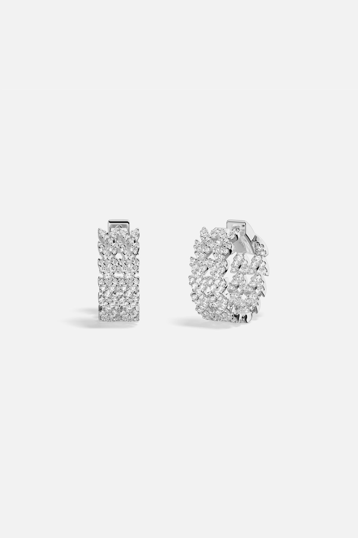 Boucles d'oreilles APM, éclat pavé et finition rhodium, pour une allure lumineuse.