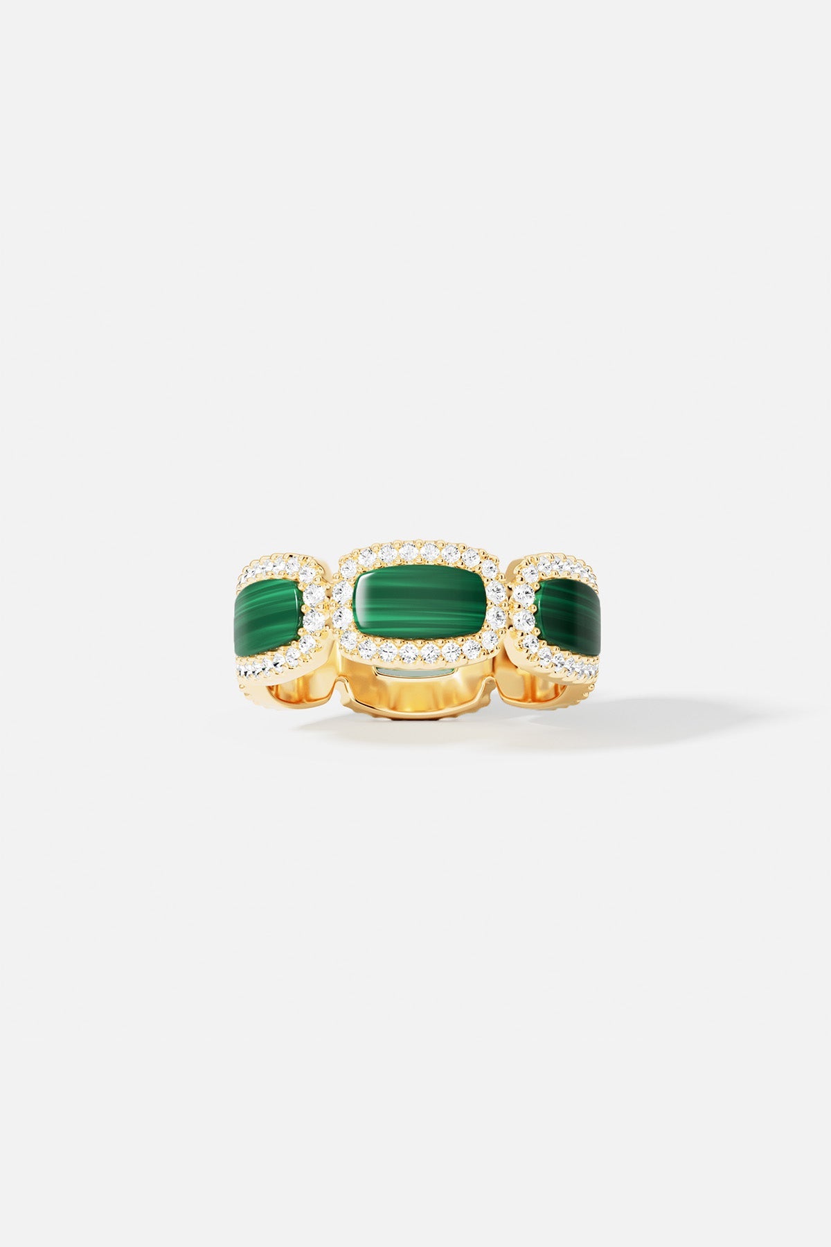 Bague APM Monaco, éclats verts et lumière dorée, une élégance précieuse et audacieuse.