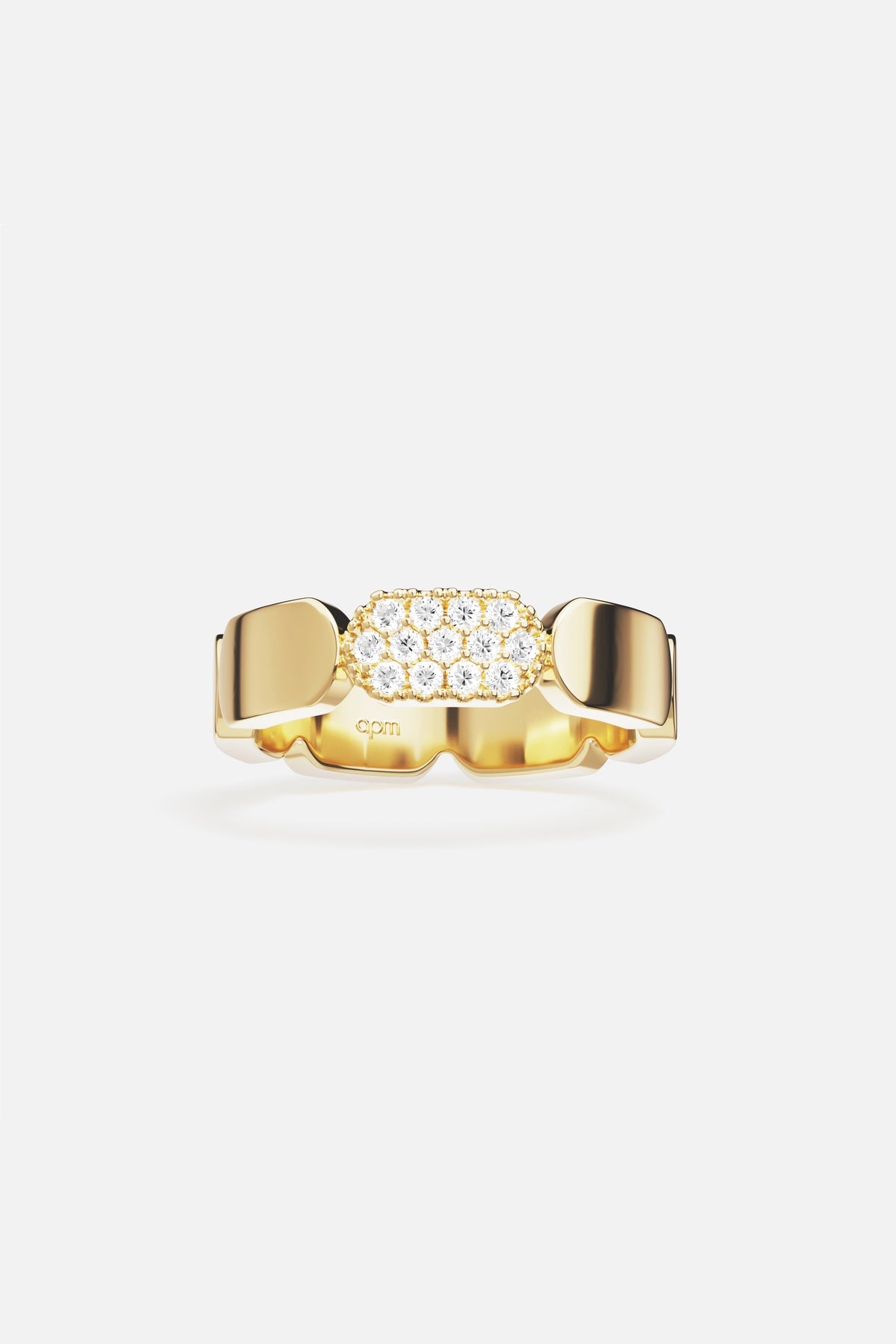 Bague APM Monaco, éclat doré et pavé scintillant pour une allure résolument moderne.