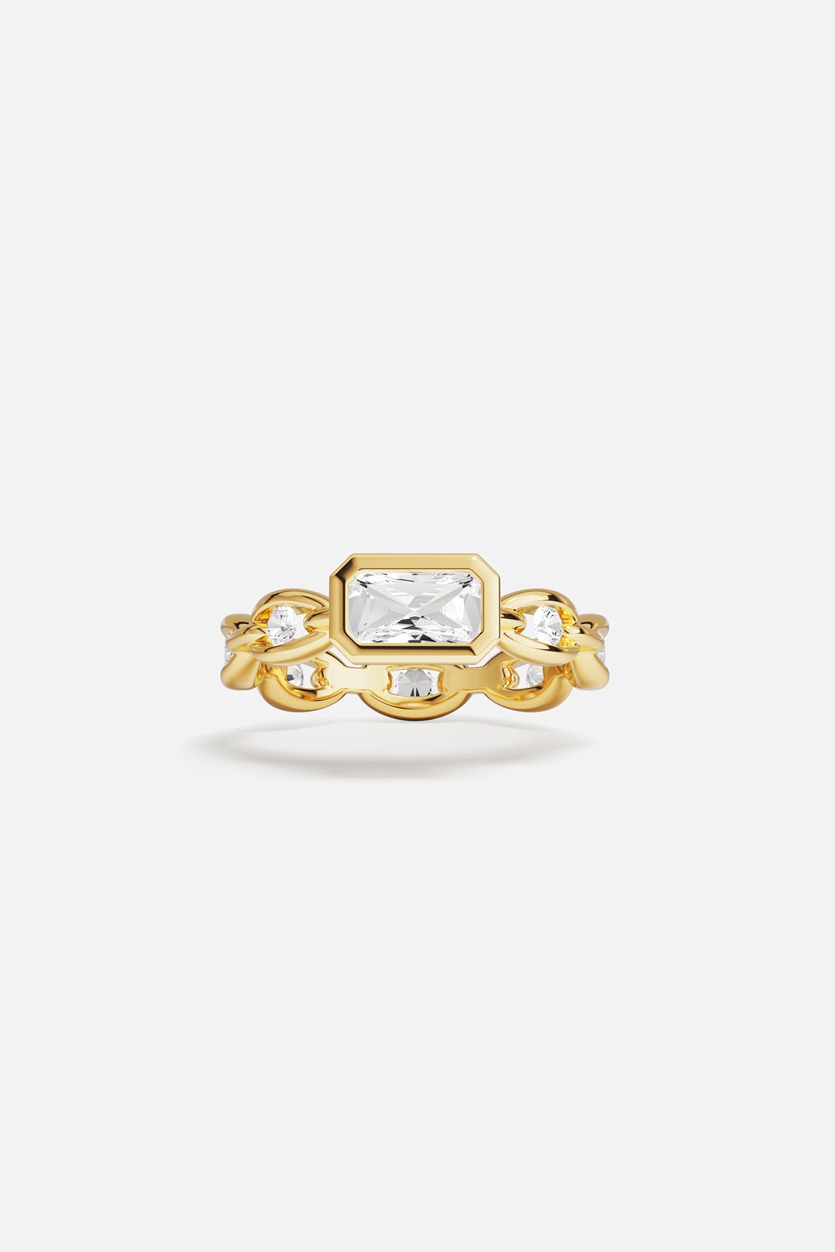 Bague APM aux maillons dorés, une allure audacieuse et lumineuse au quotidien.